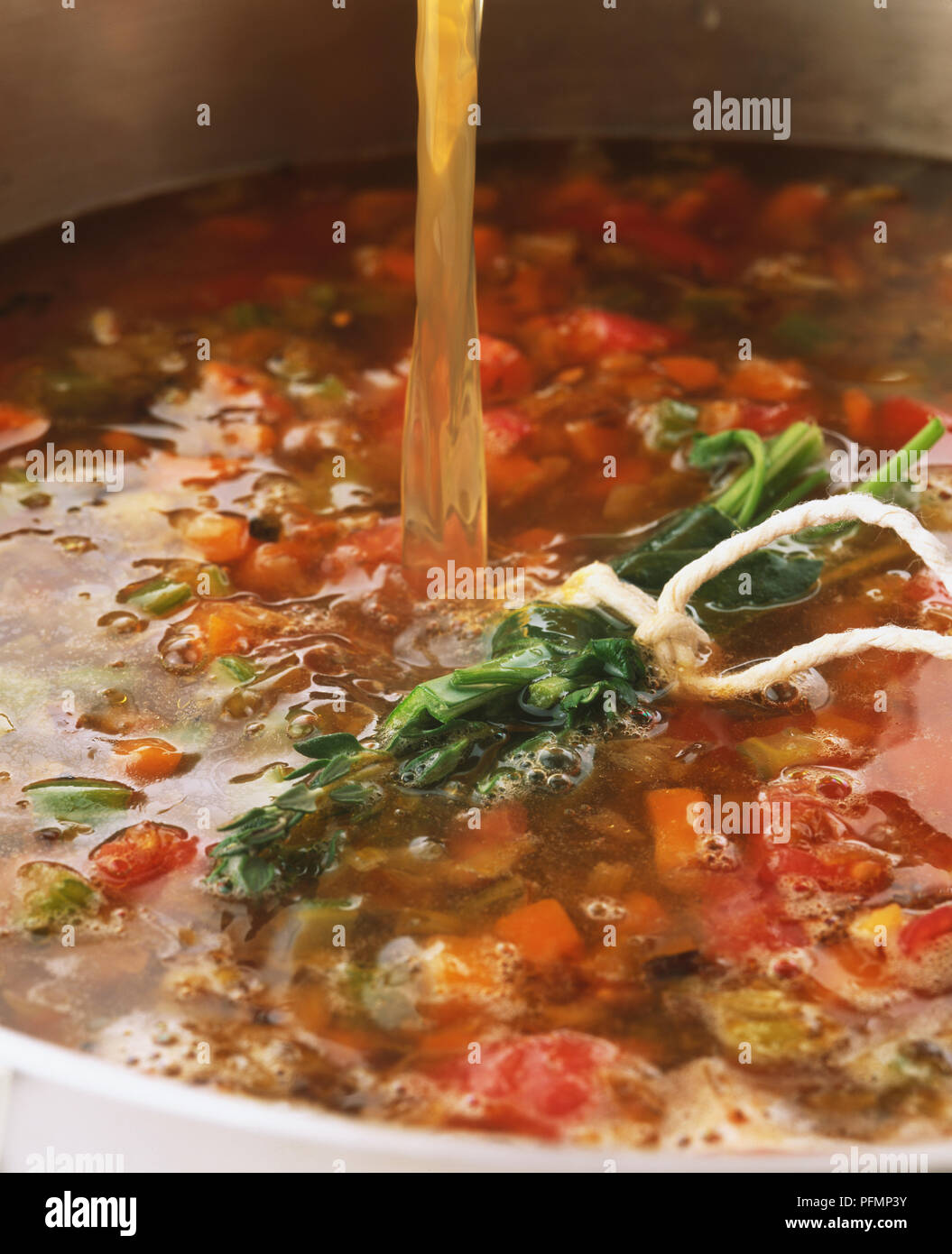 Lieferbar in Topf über gewürfelte Gemüse und bouquet garni gegossen, in der Nähe Stockfoto