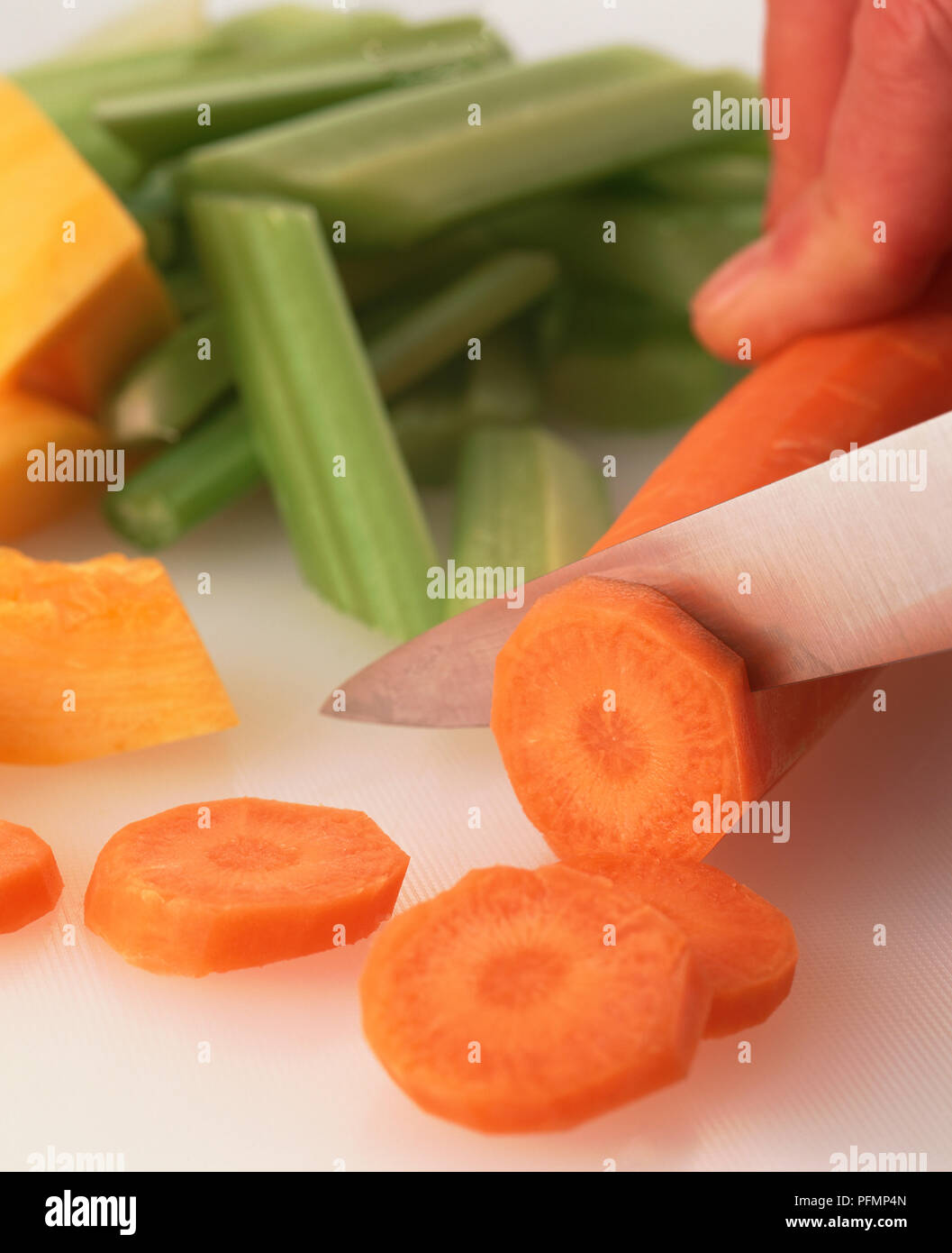 Close-up mit einem scharfen Messer Karotten zu hacken. Stockfoto