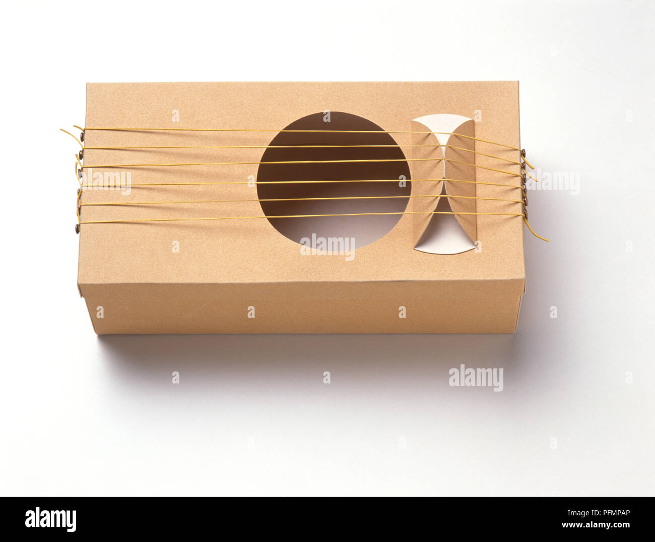 Gitarre aus einem Karton Schuhkarton mit elastischen Bändern wie Streicher,  Nahaufnahme, Ansicht von oben Stockfotografie - Alamy