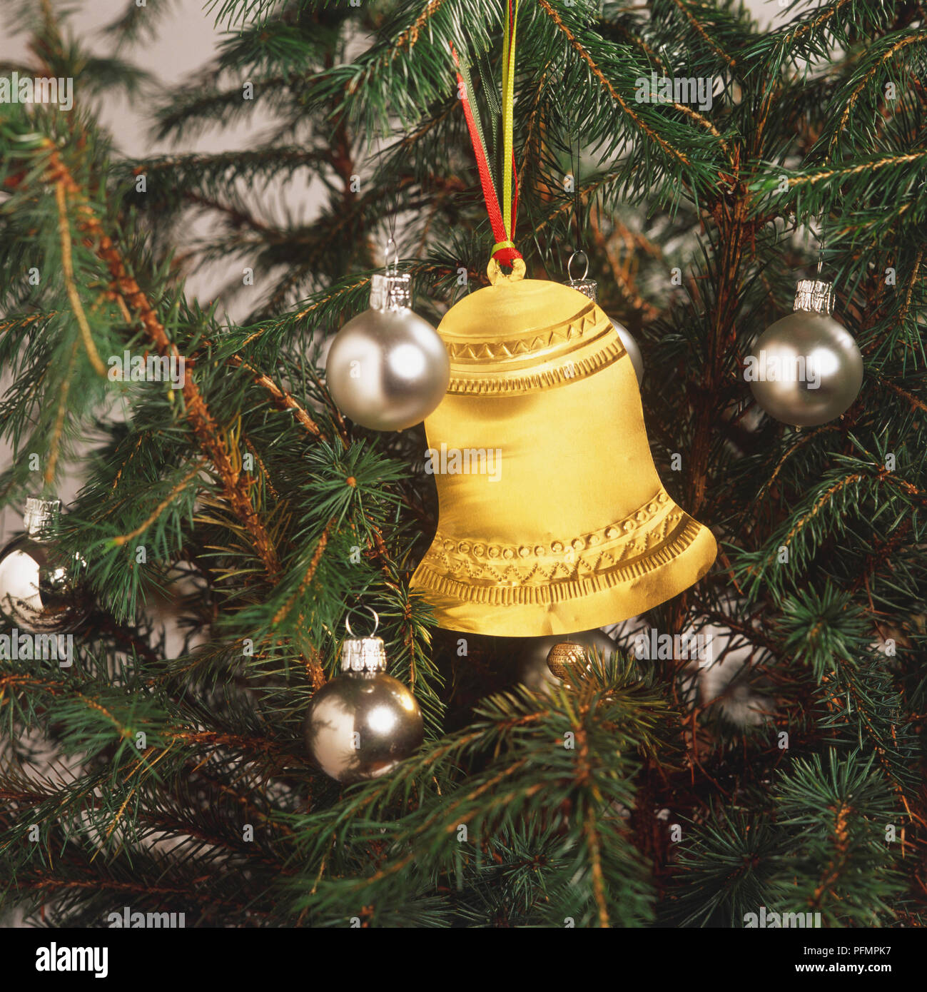 Glocke Weihnachten Dekoration auf Weihnachtsbaum Stockfoto