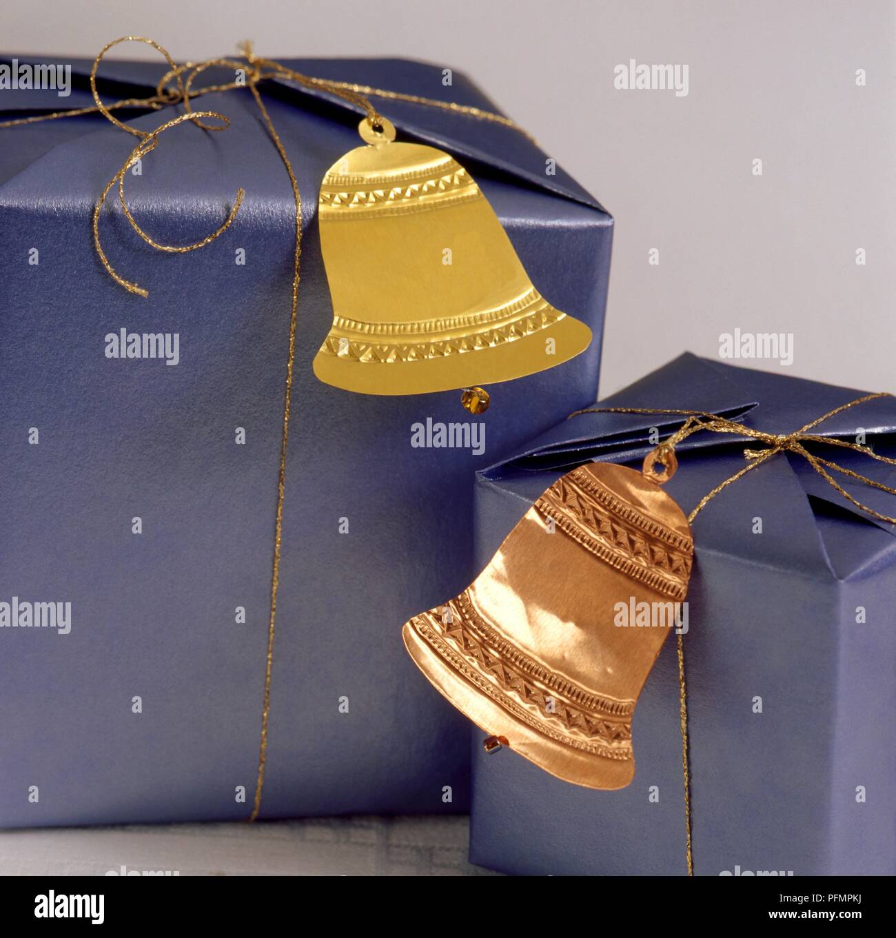 Gold und Bronze Bell Etiketten für Geschenke gebunden Stockfoto