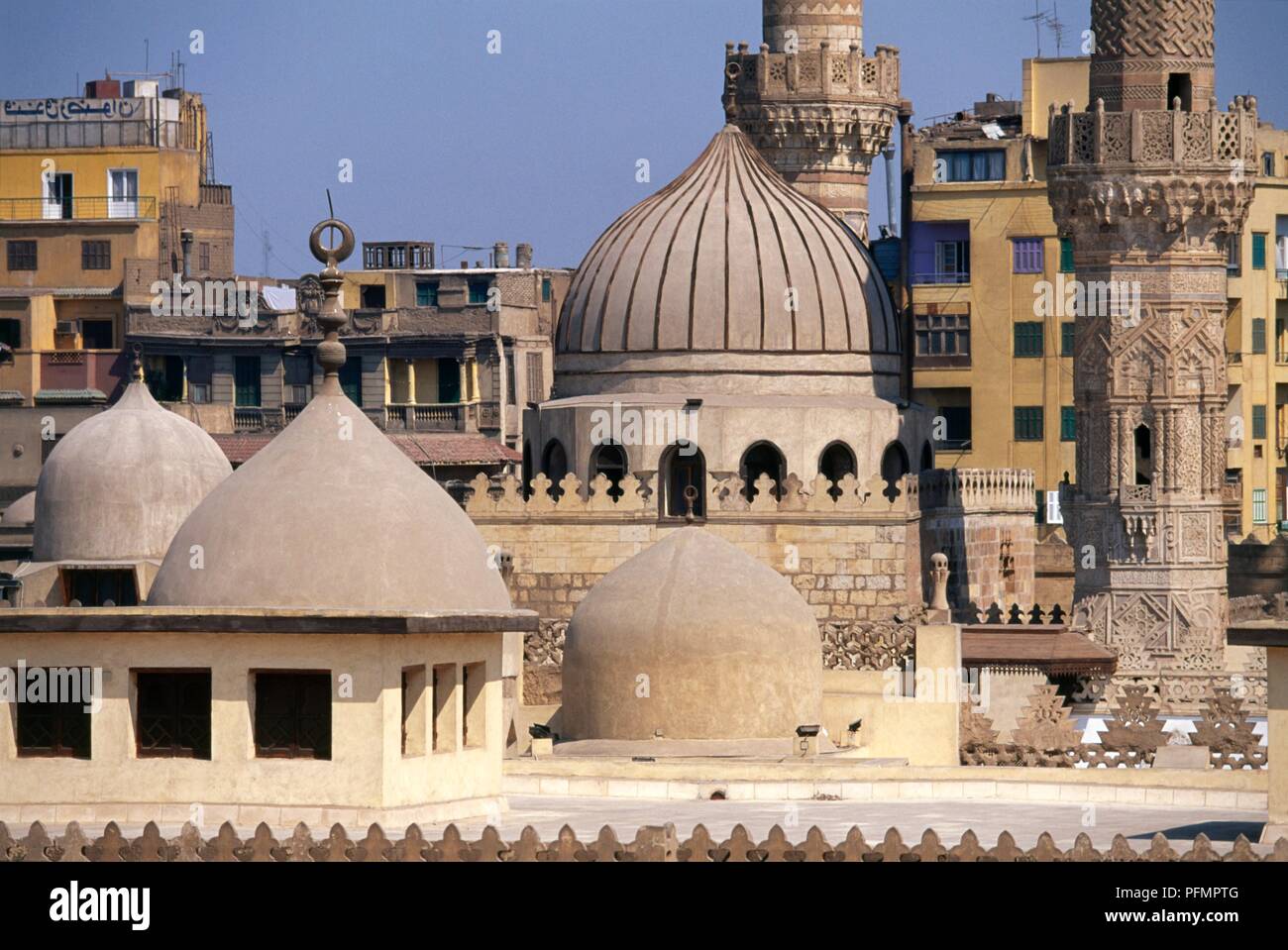 Ägypten, Kairo, Khan al-Khalili, Kuppeln und Minaretten der Al-Azhar-Moschee Stockfoto