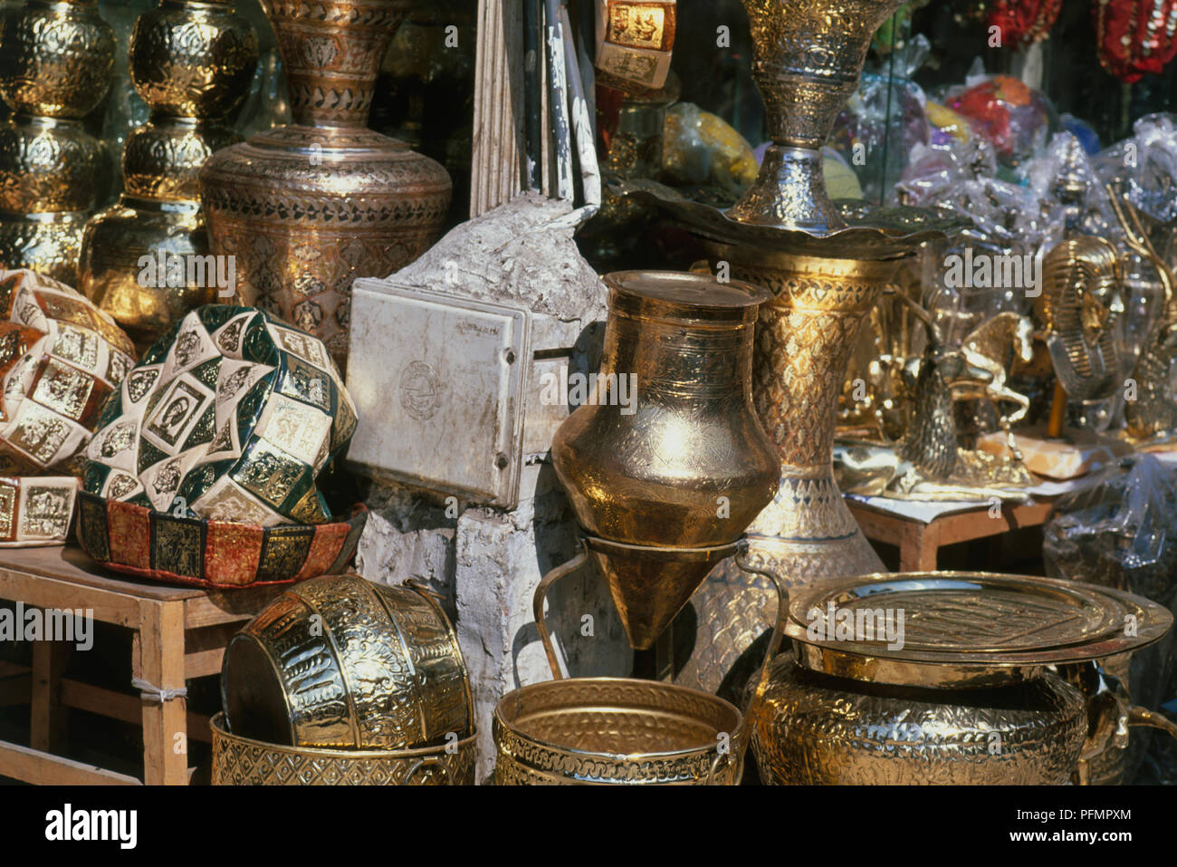 Ägypten, Kairo, Khan al-Khalili, Messing und Leder waren zum Verkauf in Basar, close-up Stockfoto