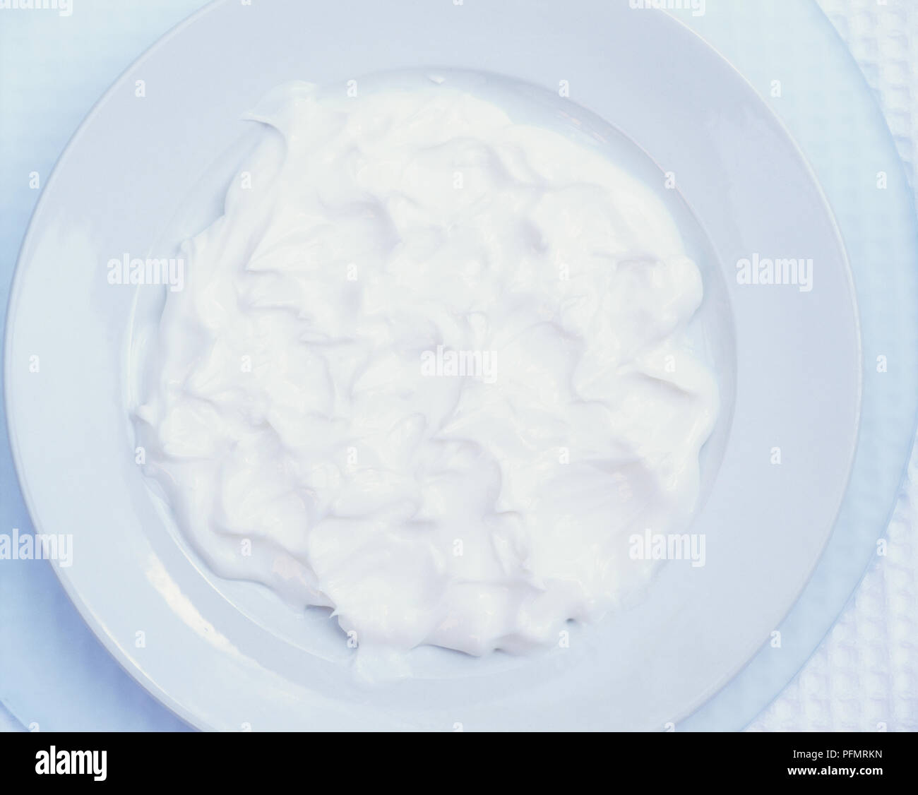 Weiß, feuchtigkeitsspendende Creme in einer weißen Schüssel, Ansicht von oben Stockfoto