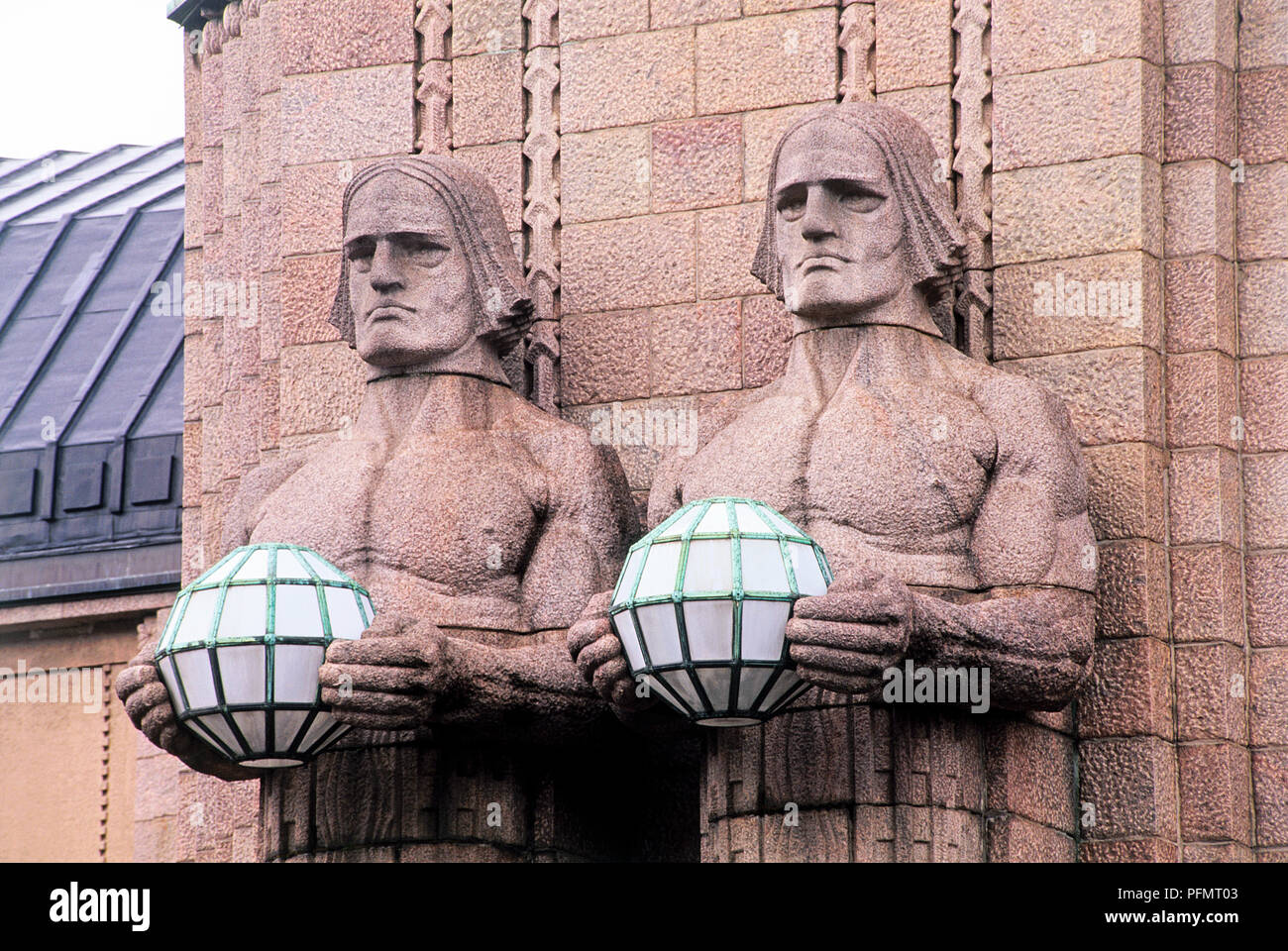 Finnland, Helsinki, Hauptbahnhof, Laterne - die riesigen Statuen auf der Fassade Stockfoto