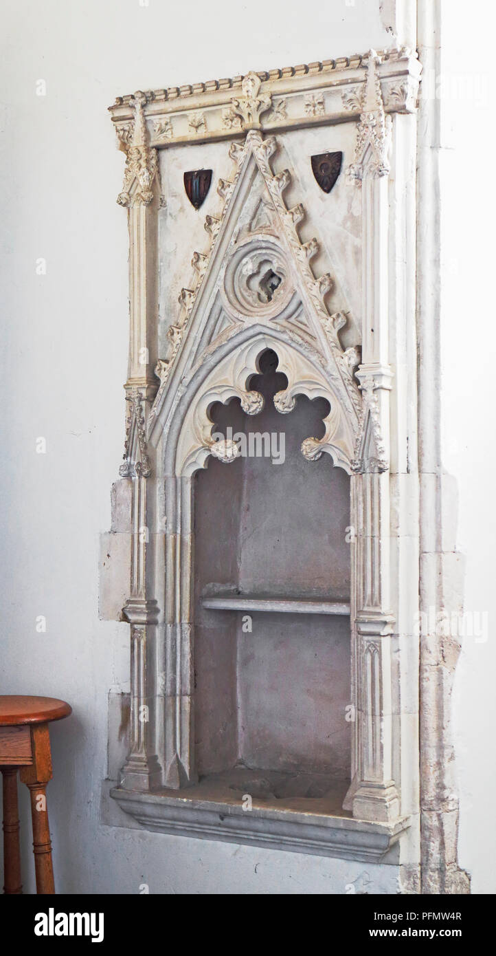 Eine piscina im Altarraum der Pfarrkirche von St. Edmund in Acle, Norfolk, England, Vereinigtes Königreich, Europa. Stockfoto