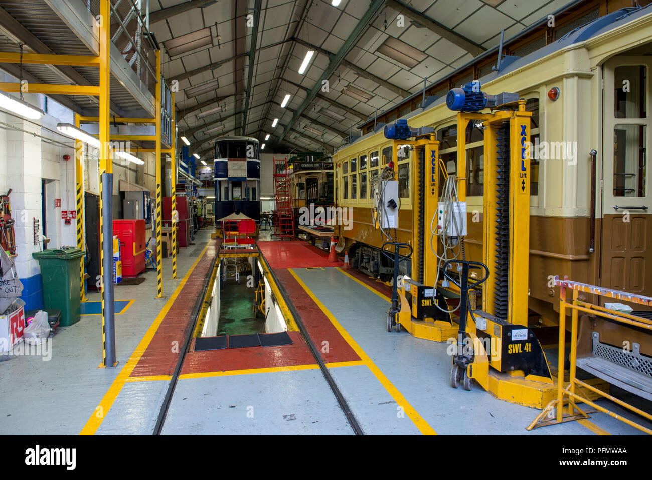 Hinter den Kulissen von crich Straßenbahn Dorf ist der Stand der Technik Workshop, wo die Straßenbahn wieder hergestellt oder repariert werden 19/08/2018 Stockfoto