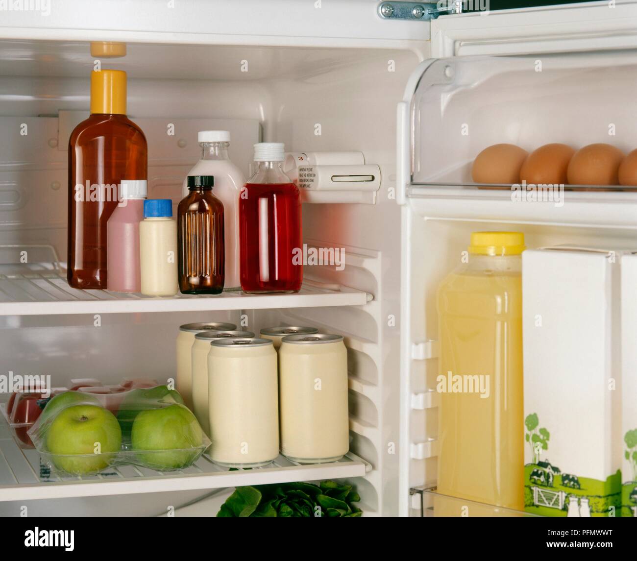 Diverse Lebensmittel und Medikamente im Kühlschrank Stockfotografie - Alamy
