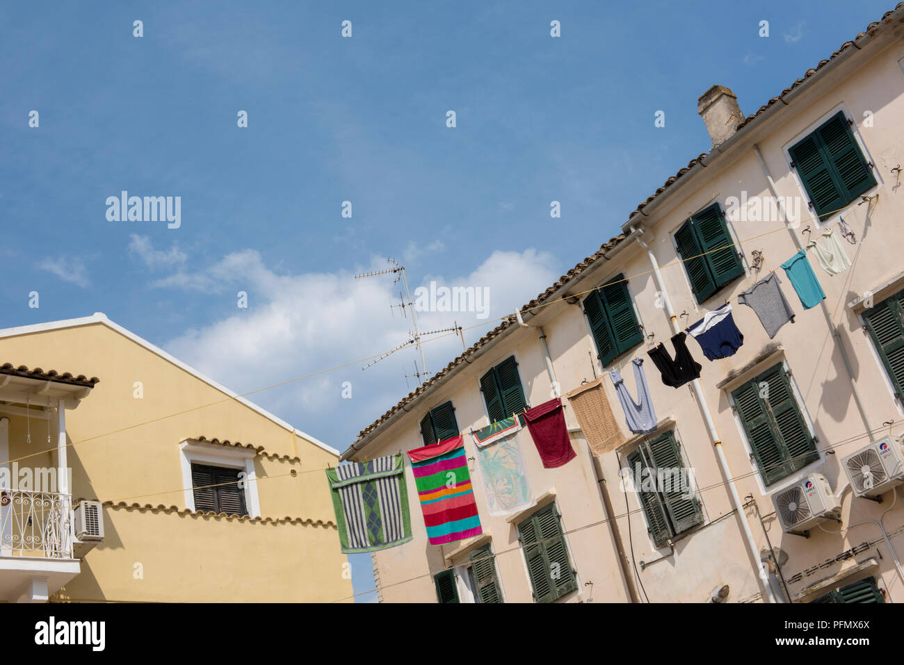 Eine Linie der frisch gewaschene bunte Wäsche aufhängen in der Sonne auf der griechischen isand von Korfu zu trocknen. Typisch griechische Landschaft. Stockfoto
