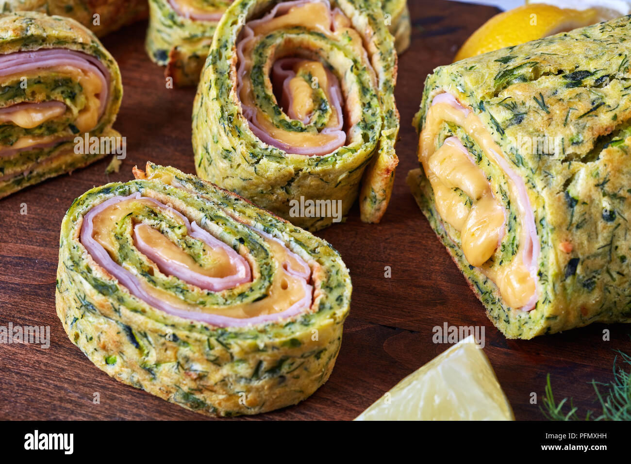 Close-up lecker Zucchini Roulade mit geschmolzenem Käse und gekochten ...