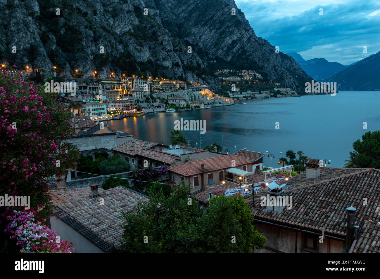 Limone am Gardasee am Abend Stockfoto
