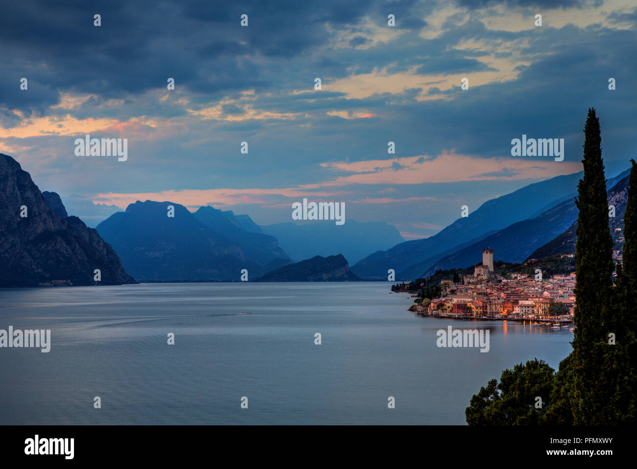 Malcesine am Gardasee kurz nach Sonnenuntergang mit Gebäuden lit Stockfoto