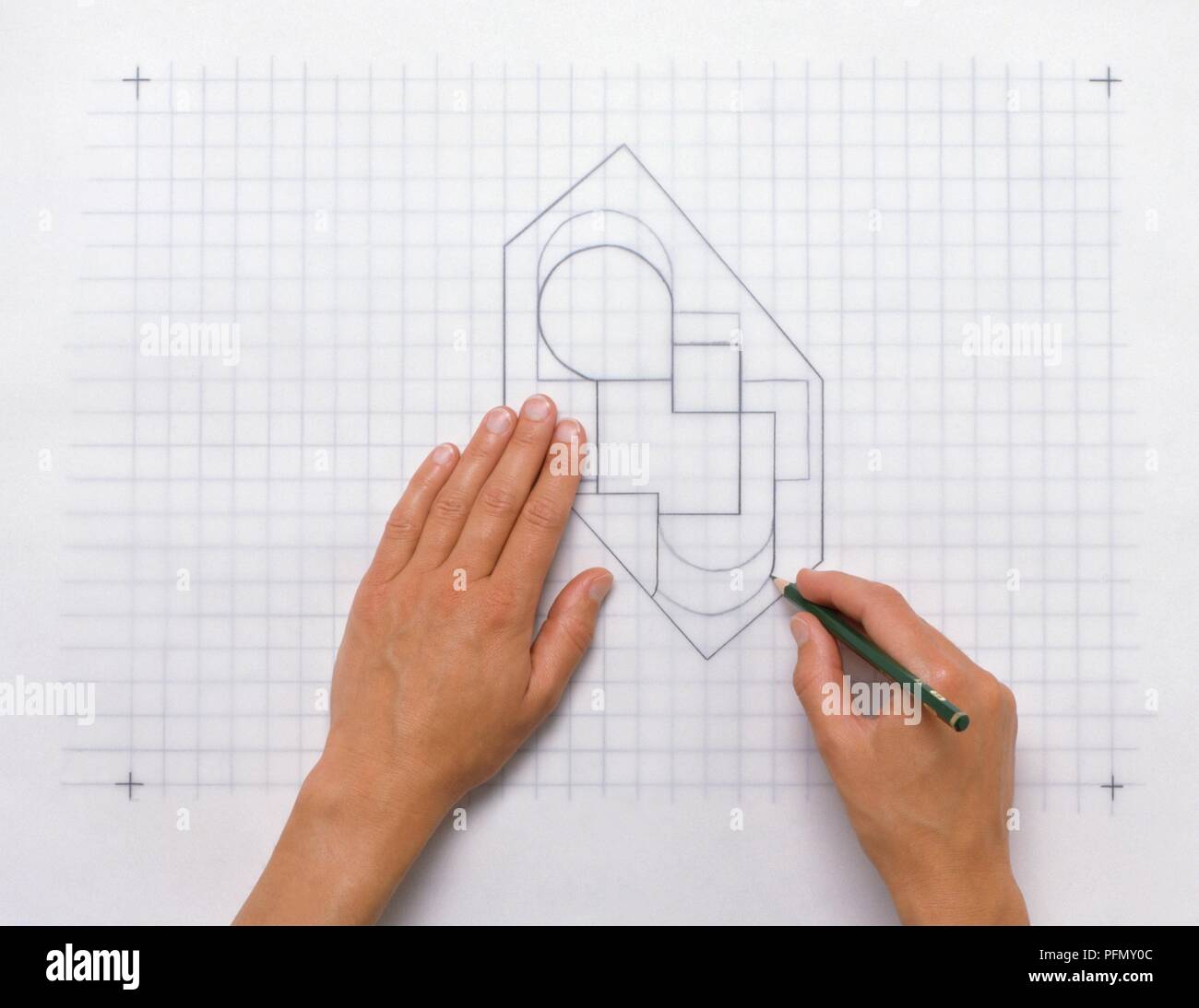 Erstellen Garten plan auf Pauspapier Grid mit Bleistift Stockfoto