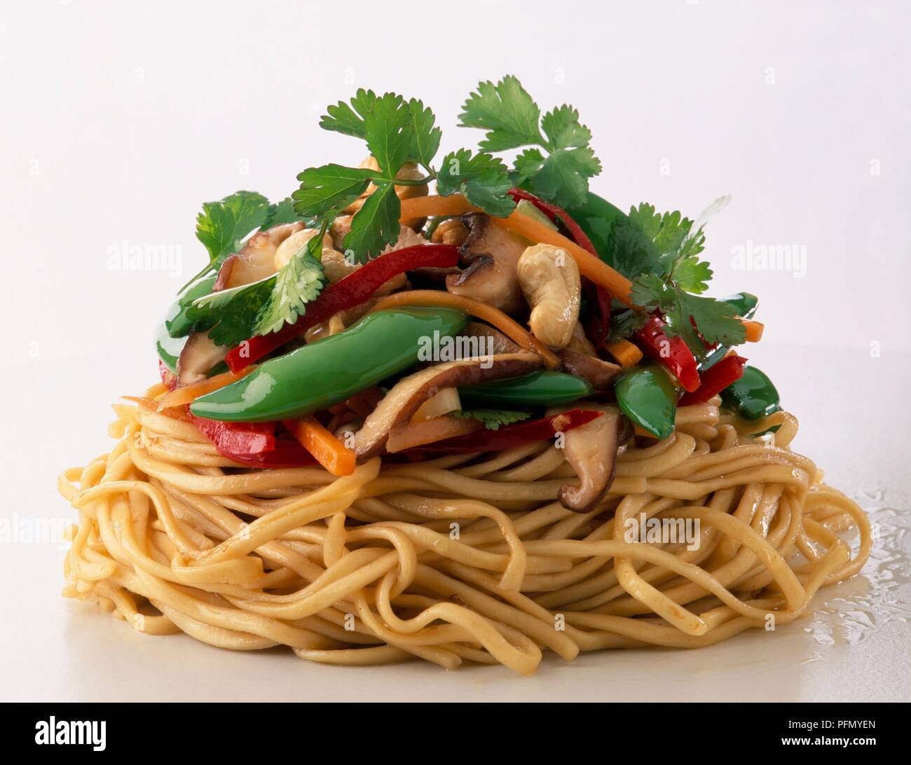 Reis Nudeln Salat garniert mit Petersilie Stockfoto