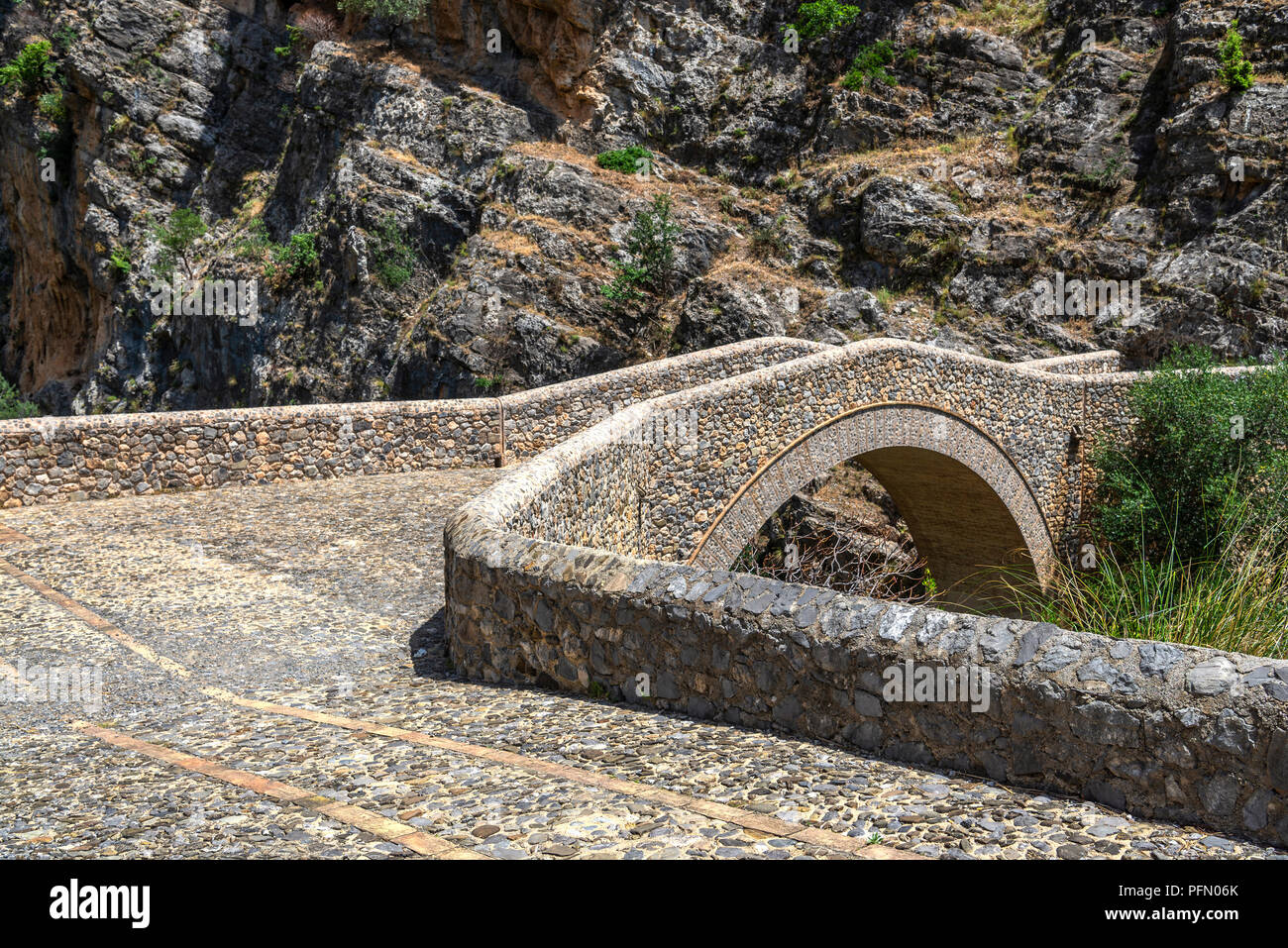Blick auf Il Ponte del Diavolo und die raganello Fluss in Civita im Nationalpark Pollino Stockfoto