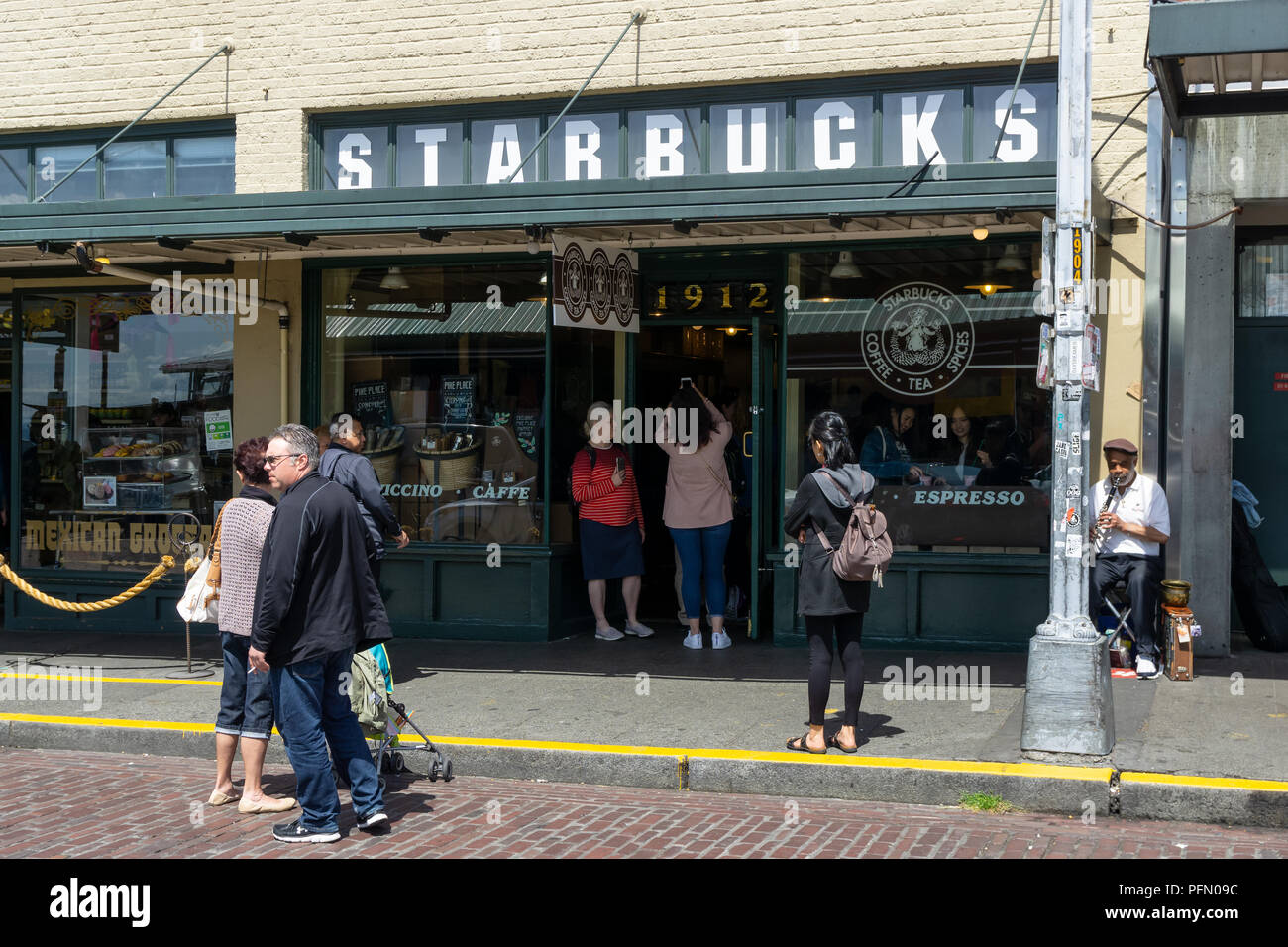 Original Starbucks storefront Fassade in Pike Place Street, Seattle, Washington State, USA. Stockfoto