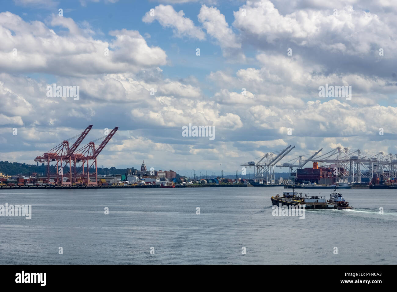 Boote die Überschrift zum Eingang des Hafens oder industriellen Hafen von Seattle aus dem Puget Sound, Washington State, USA. Stockfoto