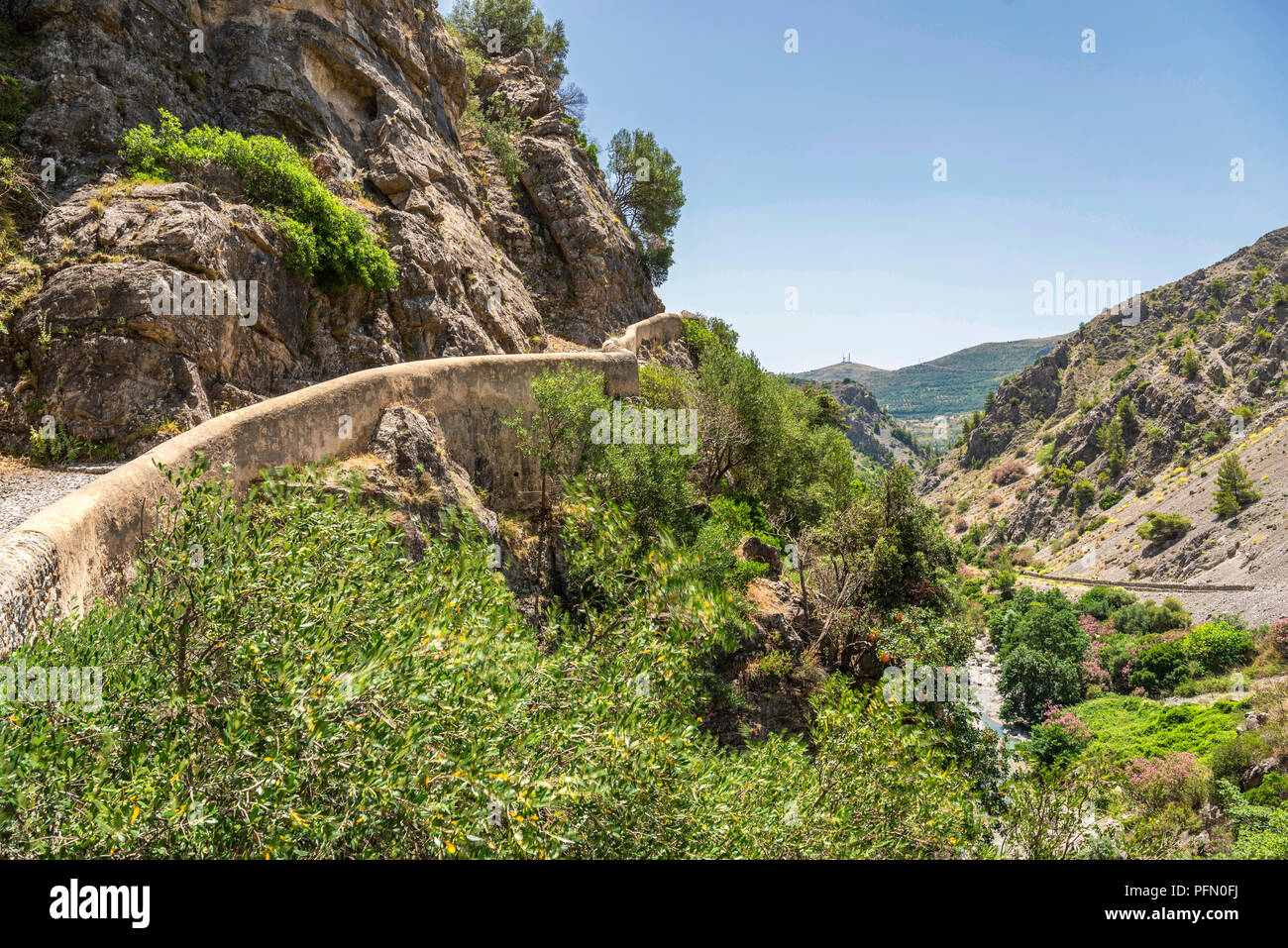 Blick auf Il Ponte del Diavolo und die raganello Fluss in Civita im Nationalpark Pollino Stockfoto