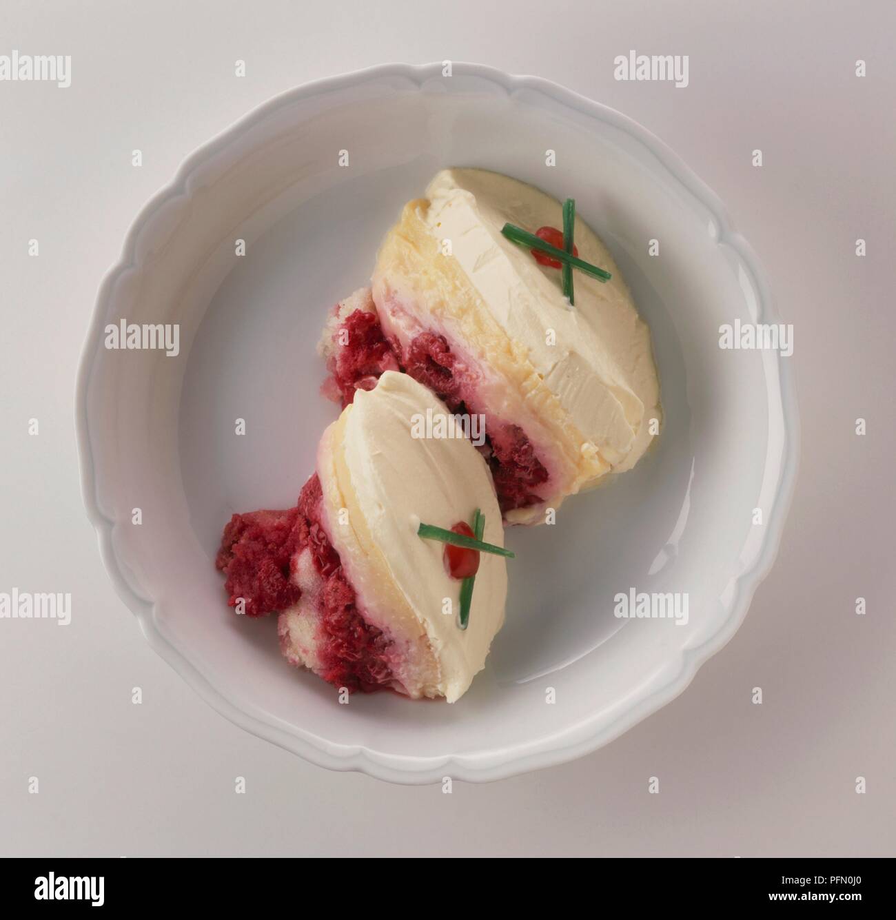 Zwei Portionen Sherry trifle in Weiß dessert Schüssel Stockfoto