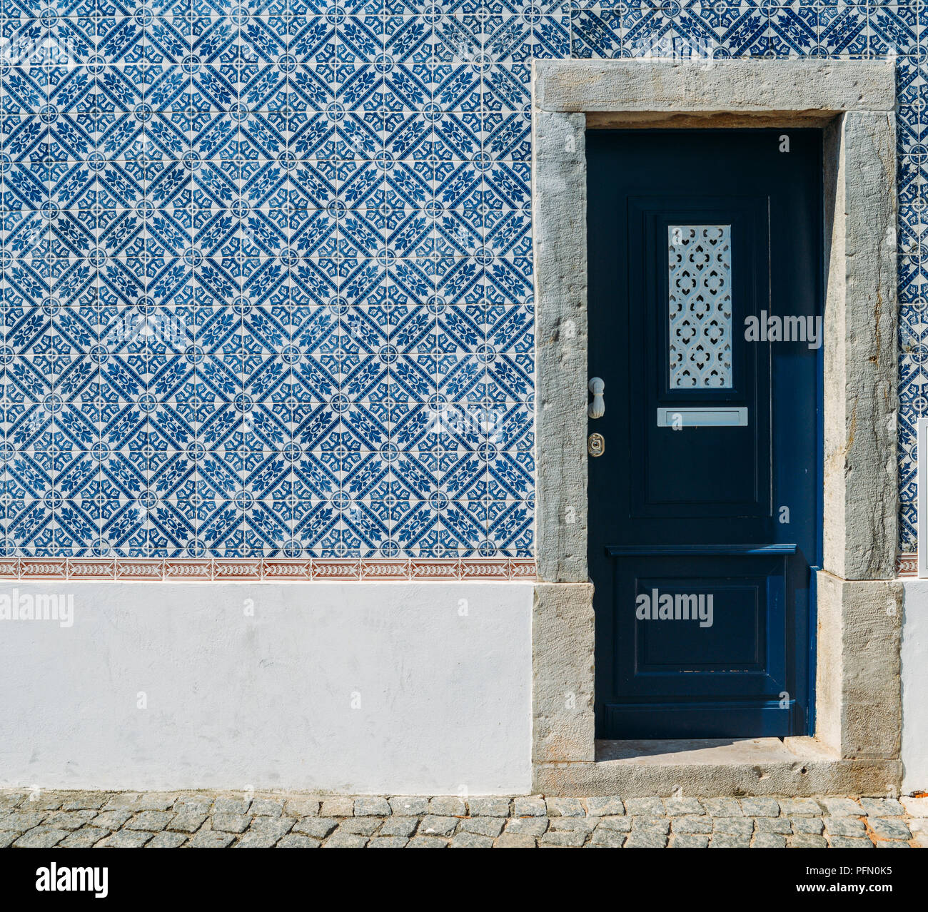 Blau portugiesischen Stil Azulejo Kacheln und Klappe, in Cascais, Portugal gefangen. Stockfoto
