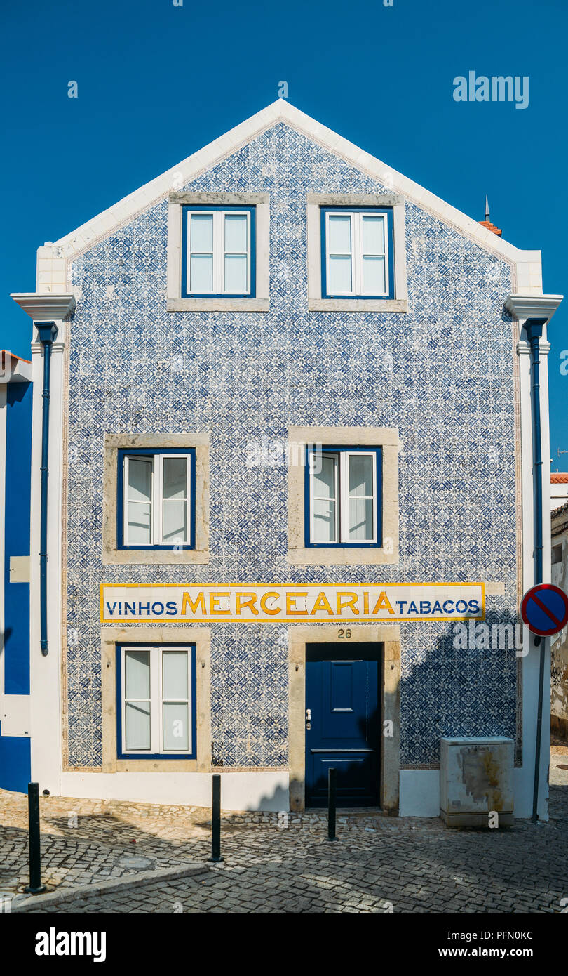 Cascais, Portugal, 21. August 2018: Blaue portugiesischen Stil Azulejo Kacheln auf ein altes Haus in Cascais, Portugal. Stockfoto