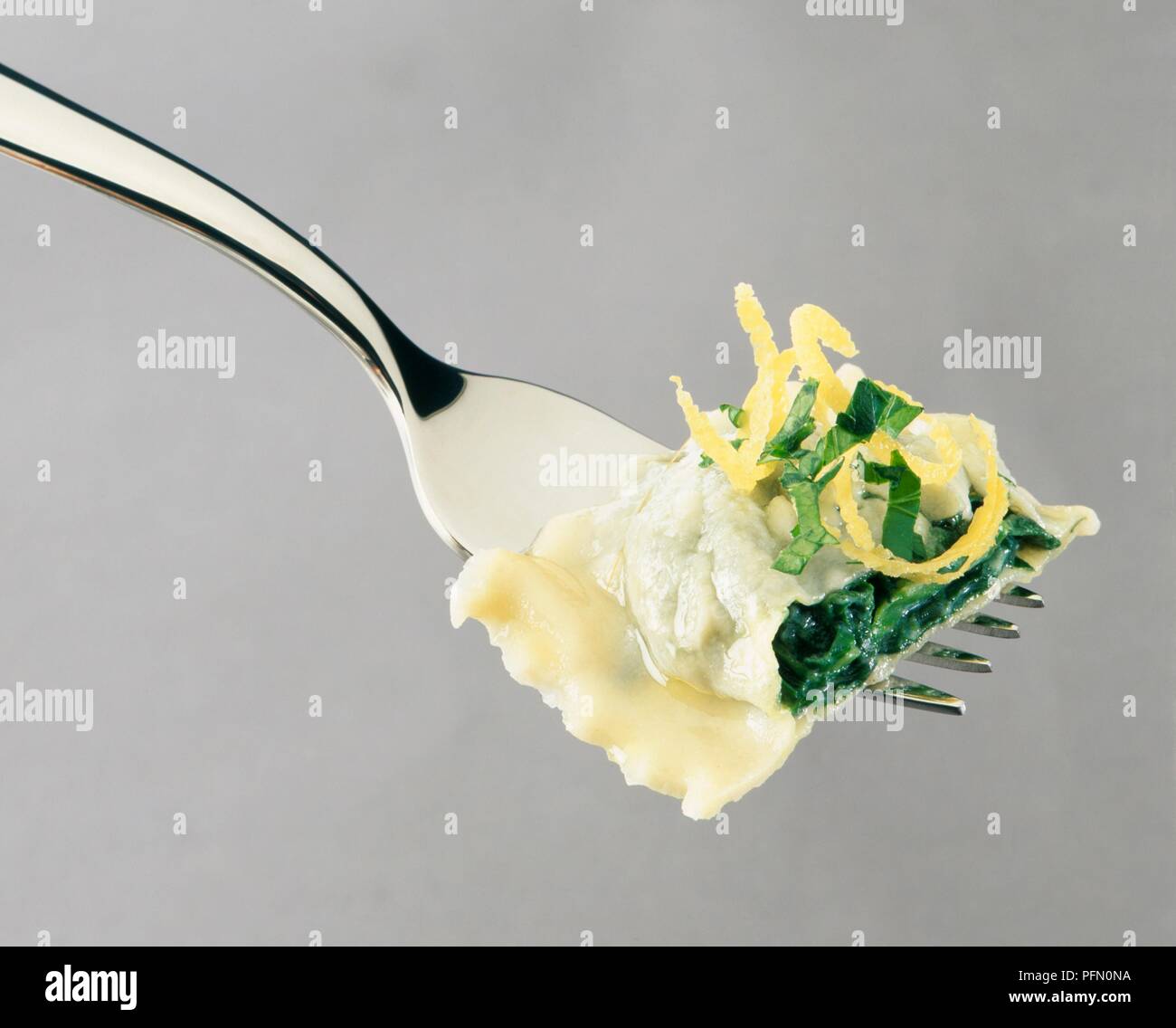 Spinat und Kreuzkümmel Ravioli mit Zitrone Butter auf Gabel Stockfoto