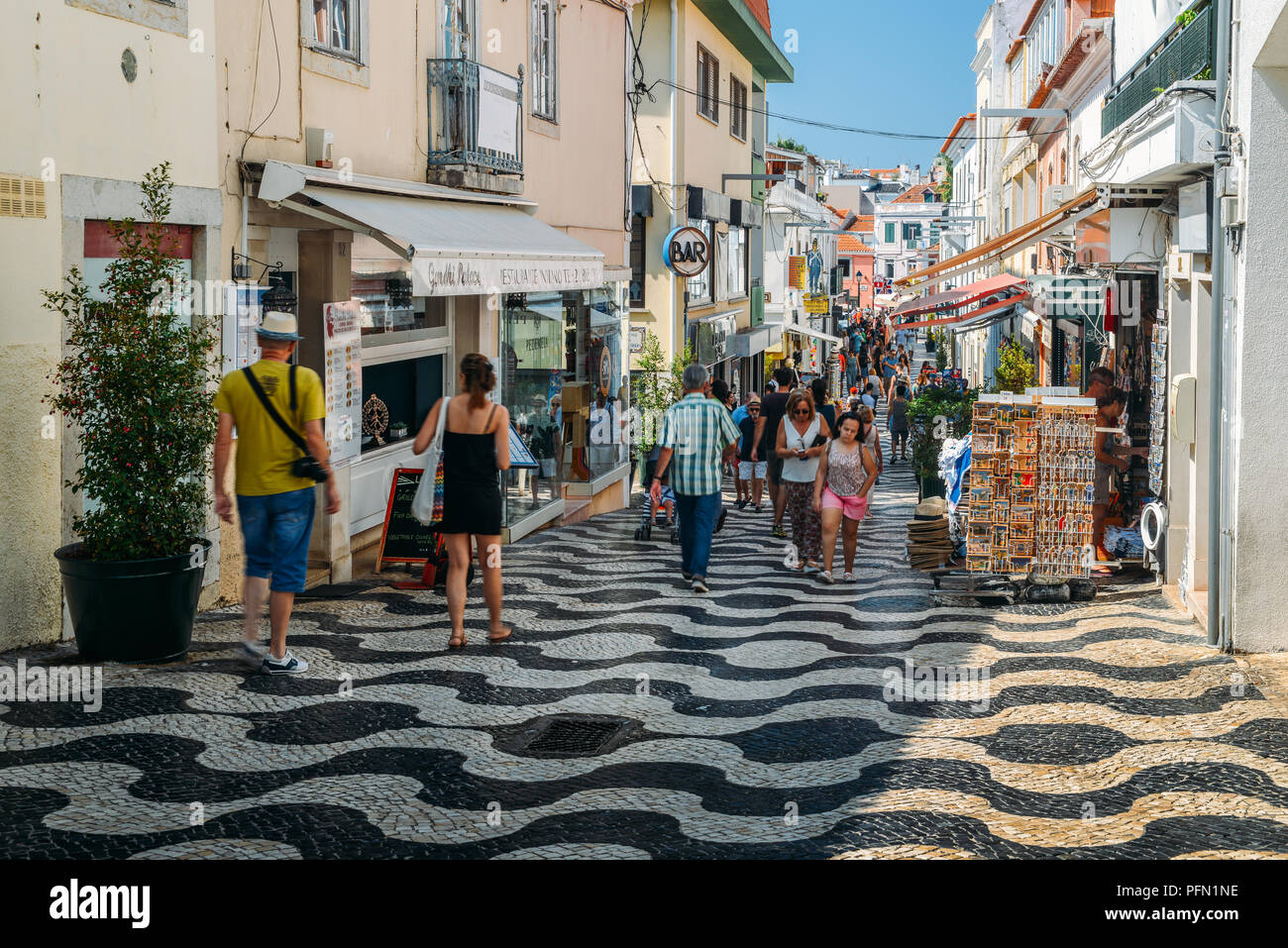 Cascais, Portugal - 21 August 2018: Fußgänger bei Besetzt kommerzielle Rua Frederico Arouca im historischen Zentrum von Cascais, Portugal während eines Sommer d Stockfoto