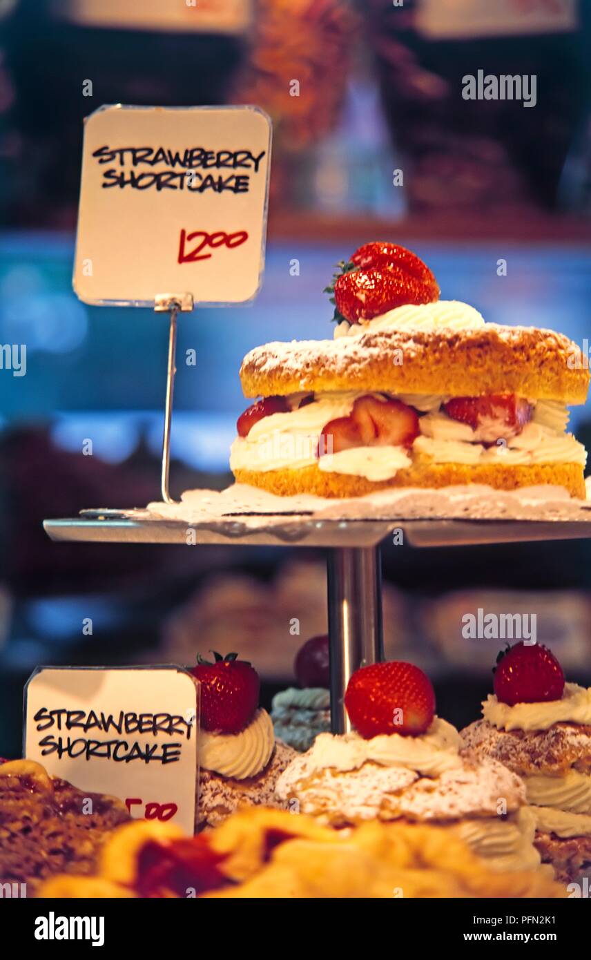 USA, New York City, Strawberry shortcakes auf Anzeige in Cake Shop Stockfoto