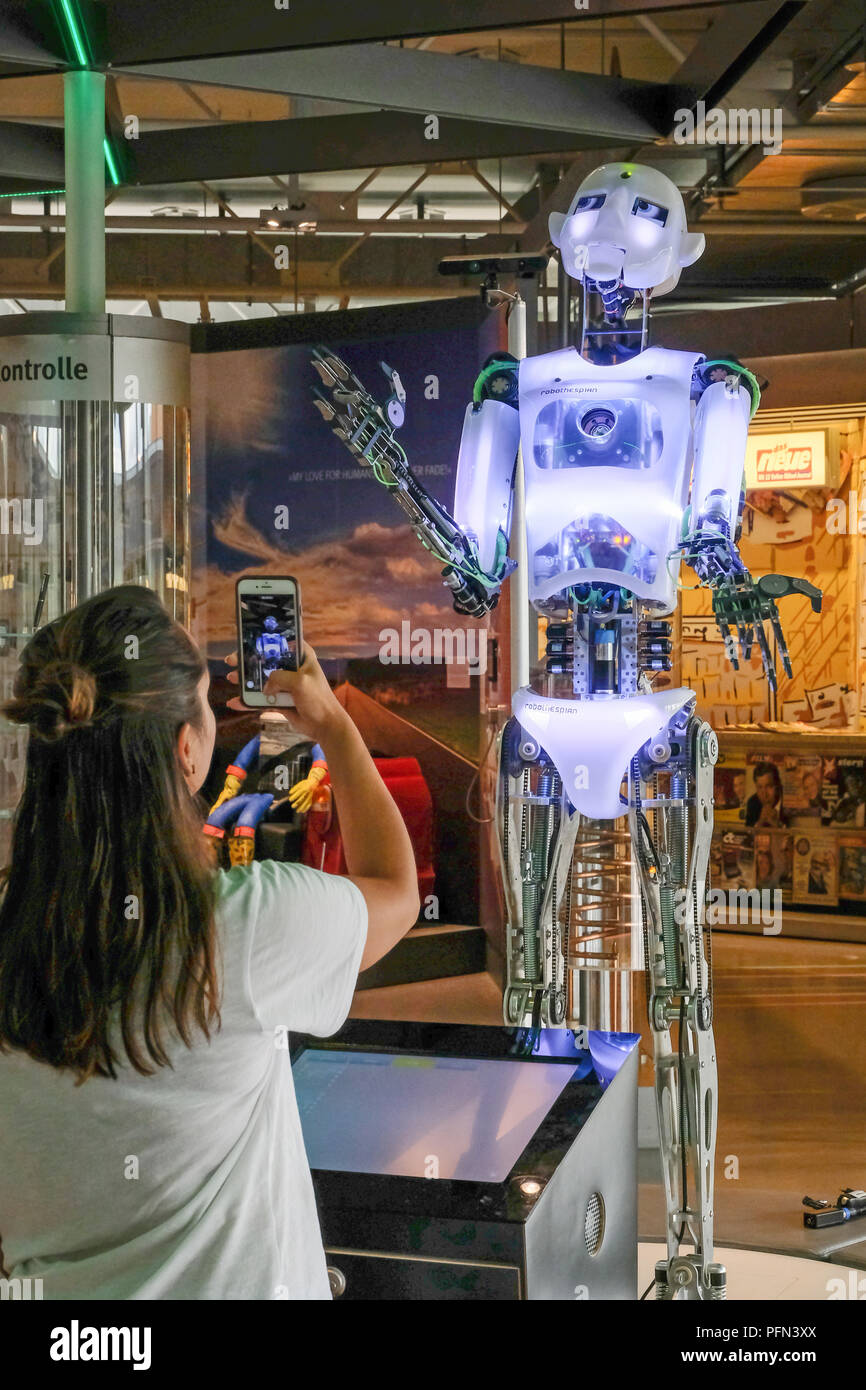 Ausstellung eines humanoiden Sprechen, Singen und Tanzen Roboter mit  künstlicher Intelligenz am Heinz Nixdorf MuseumsForum (HNF) in Paderborn,  Deutschland Stockfotografie - Alamy