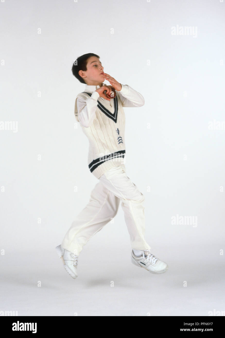 Junge cricketer, Bowling Stockfoto