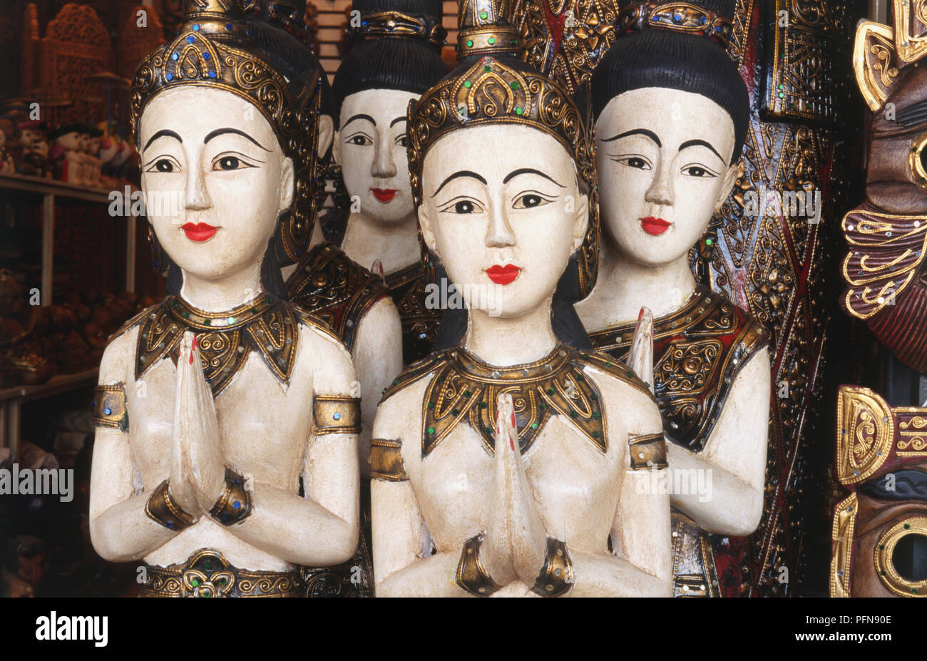Thailand, Bangkok, Chatuchak Market, traditionelle Thailändische bemalte Holzfiguren auf Verkauf. Stockfoto