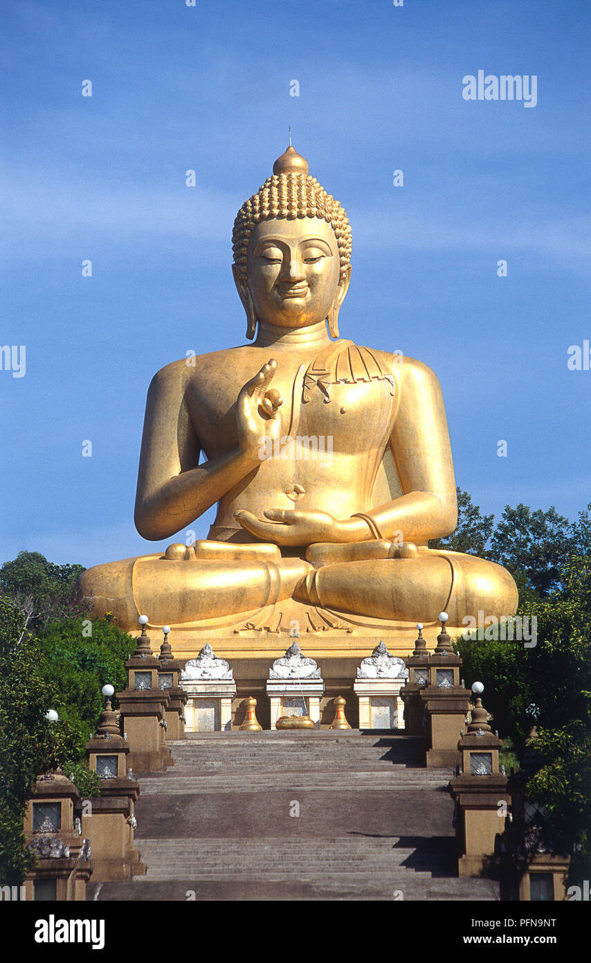 Thailand, Narathiwat, Khao Kong Tempel, Buddha Statue auf einem Hügel Stockfoto
