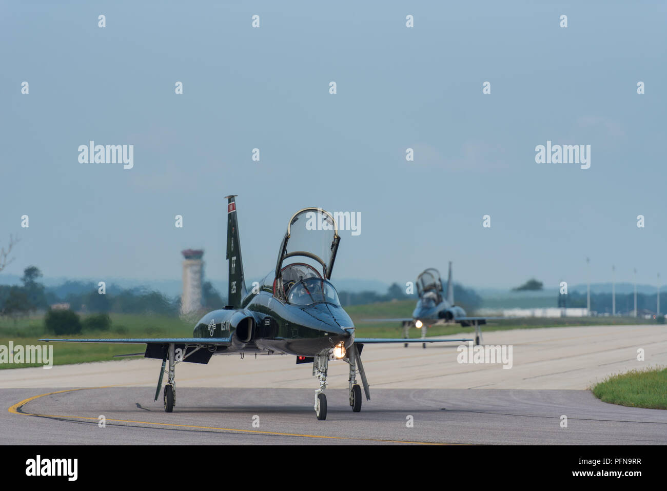 Zwei T-38 Talons zur Startbahn rollen Vor dem Abheben bei Volk Feld Air National Guard Base, Wisconsin, Aug 17., 2018. Die Krallen sind ein Teil der Nördlichen Blitz 18-2 Ausübung, die zum Volk. (U.S. Air National Guard Foto von Airman 1st Class Cameron Lewis) Stockfoto