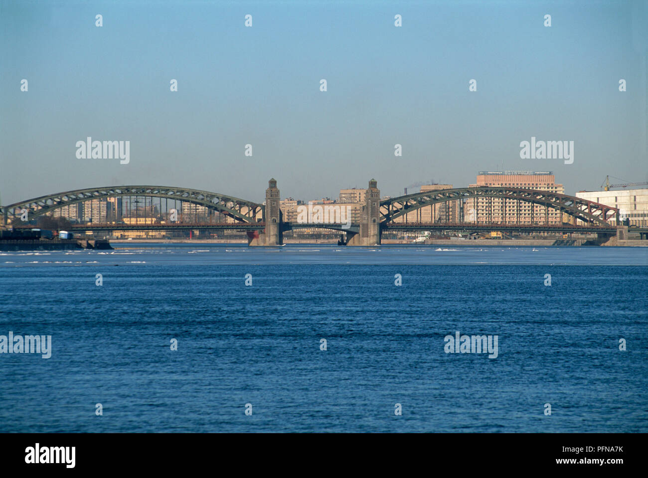 Russland, St. Petersburg, Peter der Große Brücke, überqueren die Newa in der Nähe von Smolnyy Institut Stockfoto