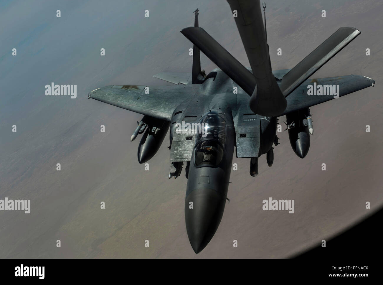 Ein US Air Force F-15 Eagle nähert sich der Boom von einer KC-135 Stratotanker während der Luftbetankung Mission zur Unterstützung der Operation inhärenten Lösen über den Irak, 15 August, 2018, 28 Expeditionary Air Refuelling Squadron (Ohren). In Verbindung mit dem Partner Kräfte, Combined Joint Task Force - inhärenten Lösen Niederlagen ISIS in ausgewiesenen Gebieten des Irak und Syrien und legt die Bedingungen für den Betrieb der regionalen Stabilität zu erhöhen. (U.S. Air Force Foto von älteren Flieger Xavier Navarro) Stockfoto