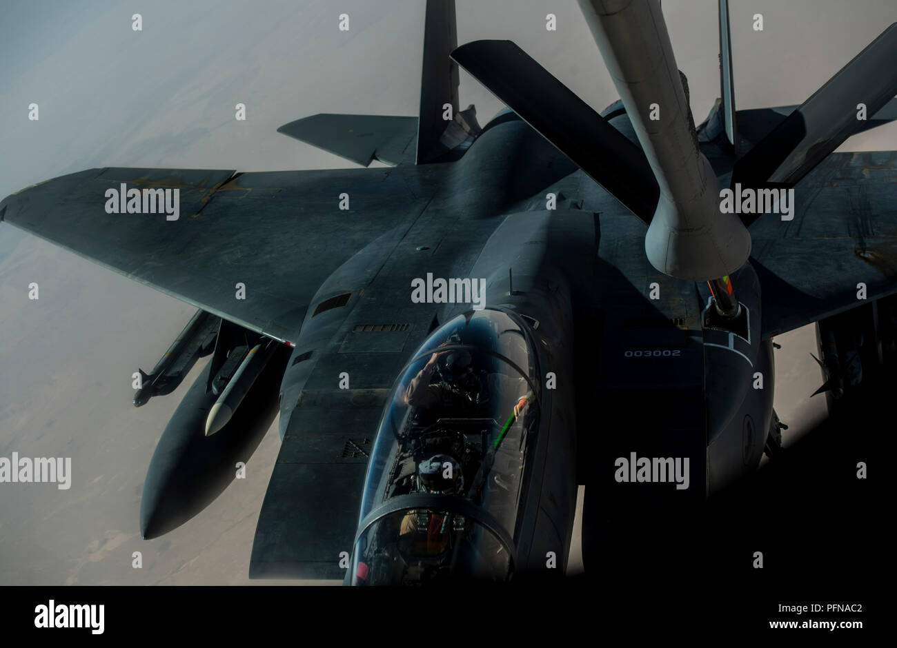 Ein US Air Force F-15 Eagle aircrew beobachtet die Hochkonjunktur von einer KC-135 Stratotanker während der Luftbetankung Mission zur Unterstützung der Operation inhärenten Lösen über den Irak, 15 August, 2018, 28 Expeditionary Air Refuelling Squadron (Ohren). Der 28 Ohren unterstützt verschiedene Operationen in Ländern wie Irak, Syrien und Afghanistan. In Verbindung mit dem Partner Kräfte, Combined Joint Task Force - inhärenten Lösen Niederlagen ISIS in ausgewiesenen Gebieten des Irak und Syrien und legt die Bedingungen für den Betrieb der regionalen Stabilität zu erhöhen. (U.S. Air Force Foto von älteren Flieger Xavi Stockfoto