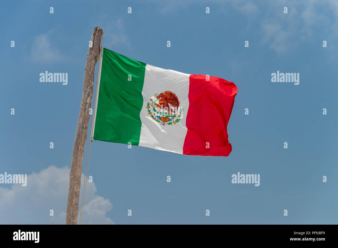 Mexikanische Flagge über blauen Himmel in Tulum, Mexiko. Stockfoto