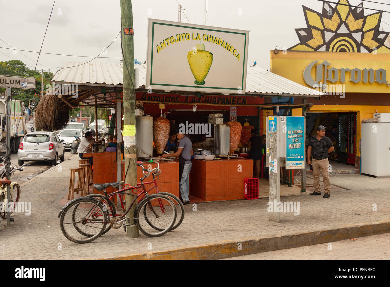 Tulum, Mexiko - 8. August 2018: Antojitos la Chiapaneca Restaurant ist berühmt für seine Tacos al Pastor und seine traditionelle mexikanische Küche. Stockfoto