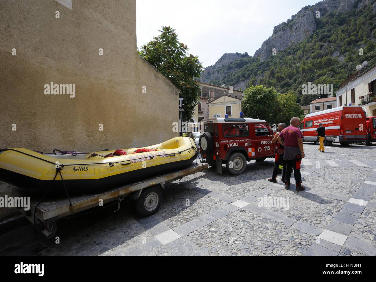 Kalabrien, Italien. 21 Aug, 2018. Retter in der Schlucht gesehen, nachdem mehrere Personen in einer flutartigen Überschwemmung im Nationalpark Pollino getötet wurden, Region Kalabrien, Italien, Nov. 21, 2018. Drei vermissten Personen, die nach einer flutartigen Überschwemmung in Süditalien, die 10 Menschenleben gefordert entfernt wurden, Rettungsdienste sagte Dienstag. Credit: Alberto Lingria/Xinhua/Alamy leben Nachrichten Stockfoto