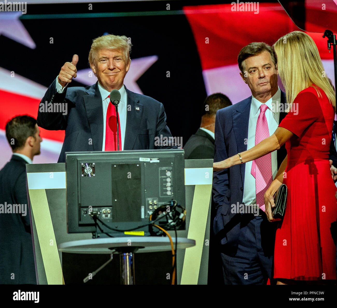 *** Foto *** Paul Manafort Schuldig in acht Fällen von Betrug. Cleveland, Ohio, USA, 21.Juli, 2016 Donald Trump, Paul Manafort Trump Campaign Manager und Ivanka Trump während der Soundcheck auf der Bühne in der Quicken Arena für die Republican National Convention Credit: Mark Reinstein/MediaPunch Stockfoto