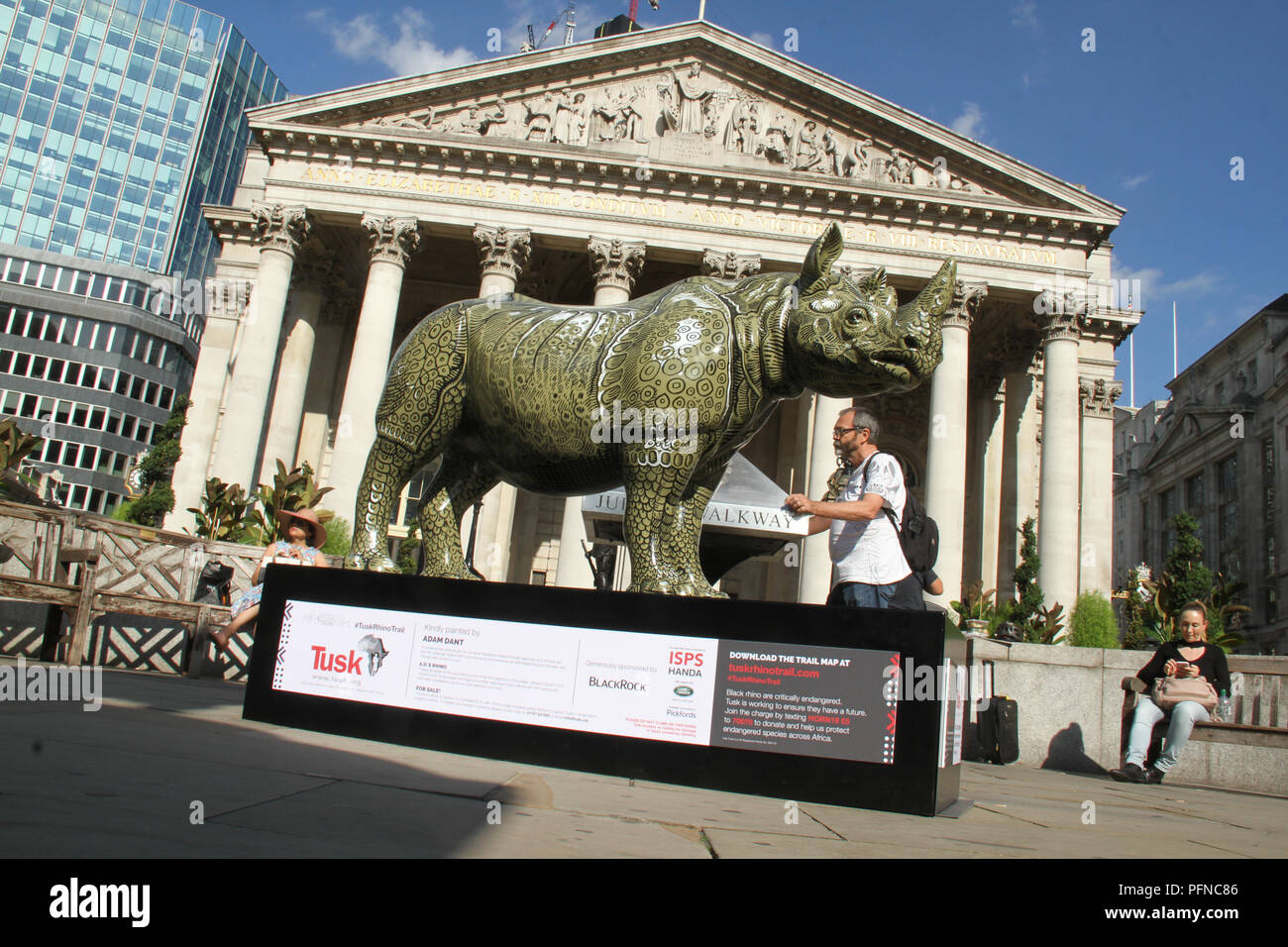 London, Großbritannien. 2 1 August 2018. A. D Rhino Eterno gemalt von Adam Ter, außerhalb der Royal Exchange, Teil der 21 Tusk Rhino Trail Installationen auf Anzeige in London. Die rhinos, von der international renommierten Künstlerin verschönert wird auf der Anzeige, bis die Welt Rhino Tag am 22. September das Bewusstsein für die schwere Bedrohung der Wilderei auf die Arten" überleben. Sie werden dann von Christie's am 9. Oktober versteigert werden Mittel für die Tusk Tierschutz Nächstenliebe anzuheben. Quelle: David Mbiyu/Alamy leben Nachrichten Stockfoto