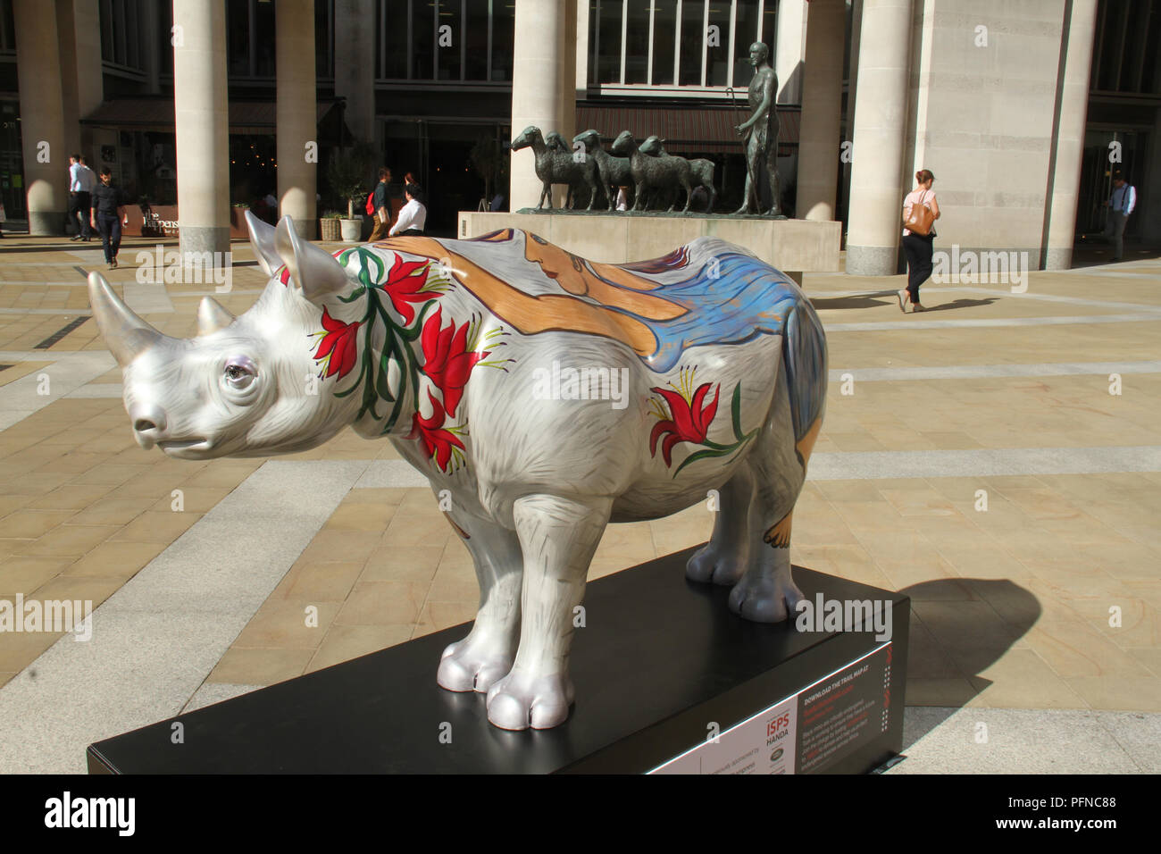 London, Großbritannien. 2 1 August 2018. Rhino​ ​Marjorie gemalt von Eileen Cooper, am Paternoster Square/St Paul's, Teil der 21 Tusk Rhino Trail Installationen auf Anzeige in London. Die rhinos, von der international renommierten Künstlerin verschönert wird auf der Anzeige, bis die Welt Rhino Tag am 22. September das Bewusstsein für die schwere Bedrohung der Wilderei auf die Arten" überleben. Sie werden dann von Christie's am 9. Oktober versteigert werden Mittel für die Tusk Tierschutz Nächstenliebe anzuheben. Quelle: David Mbiyu/Alamy leben Nachrichten Stockfoto