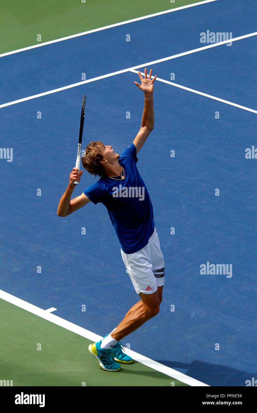 New York, N. Y, 21. August 2018 - US Open Tennis Praxis: Deutschlands Alexander Zverev zu dienen, eine Praxis, die Partner bei der Billie Jean King National Tennis Center in FlushingMeadows, New York, als Spieler begann Üben für die US Open, die am kommenden Montag beginnt. Quelle: Adam Stoltman/Alamy leben Nachrichten Stockfoto