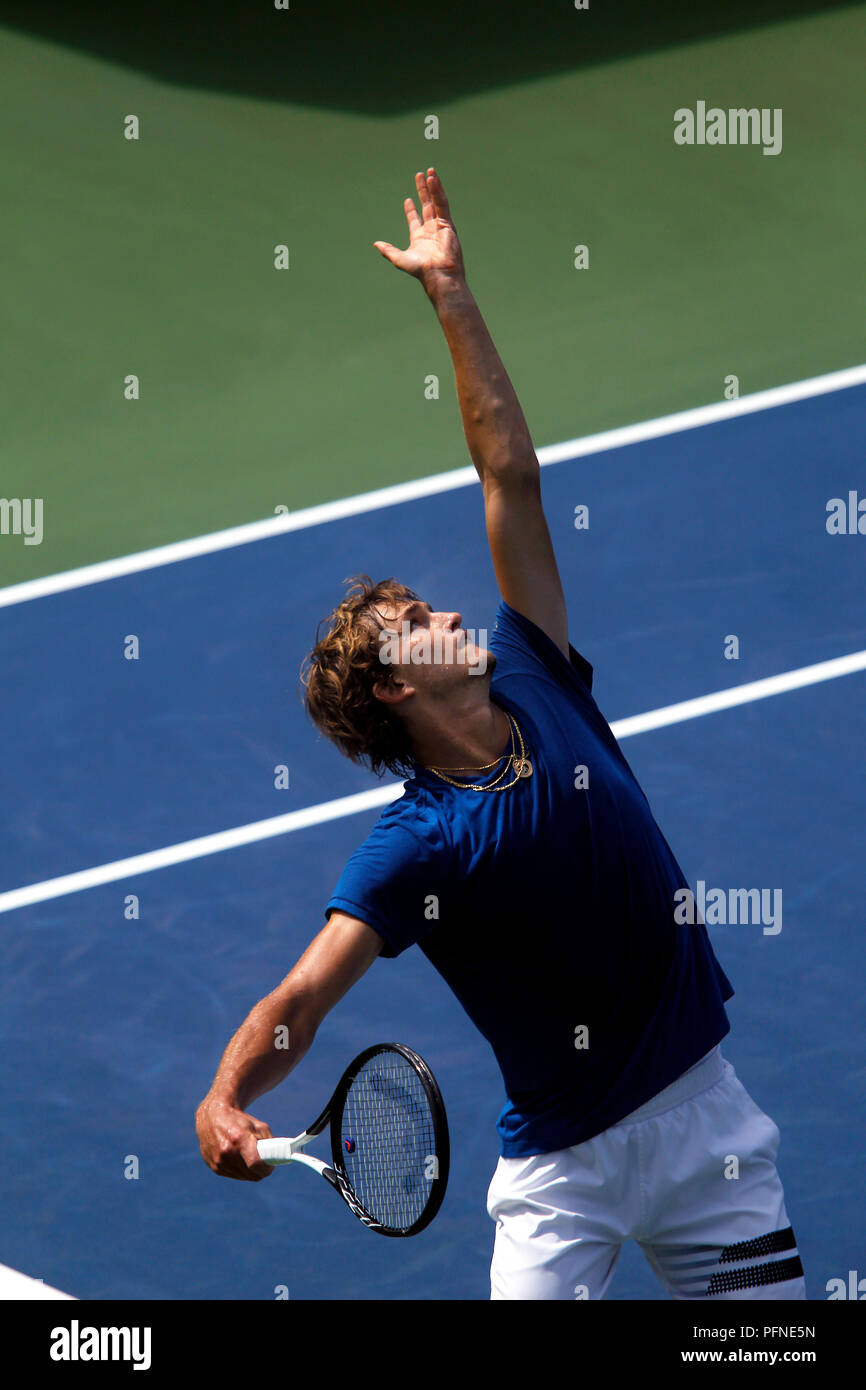 New York, N. Y, 21. August 2018 - US Open Tennis Praxis: Deutschlands Alexander Zverev zu dienen, eine Praxis, die Partner bei der Billie Jean King National Tennis Center in FlushingMeadows, New York, als Spieler begann Üben für die US Open, die am kommenden Montag beginnt. Quelle: Adam Stoltman/Alamy leben Nachrichten Stockfoto