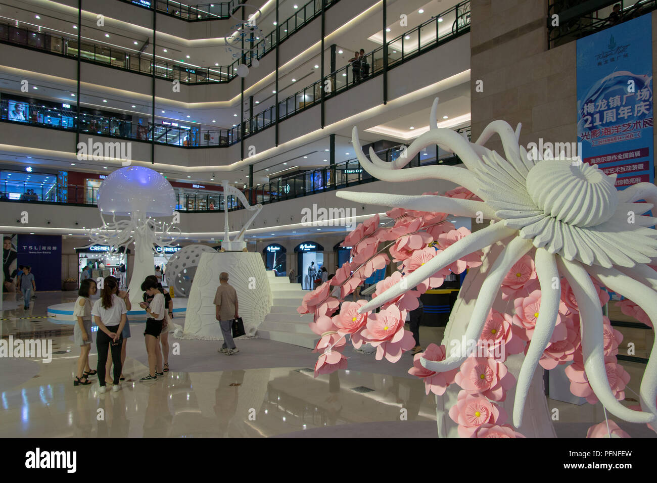 Shanghai, Shanghai, China. 22 Aug, 2018. Shanghai, China - eine marine Kunst Ausstellung in einer Shopping Mall in Shanghai, China, statt. Die Ausstellung wird von Illustrationen von Meerestieren gezeichnet von deutsche Biologe Ernst Haeckel inspiriert. Credit: SIPA Asien/ZUMA Draht/Alamy leben Nachrichten Stockfoto