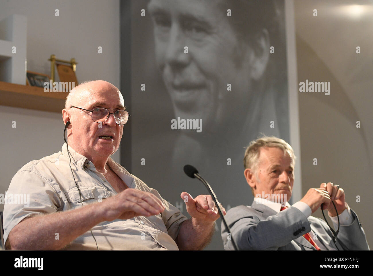 Prag, Tschechische Republik. 21 Aug, 2018. Konferenz mit Teilnehmern in Moskau Protest gegen die Invasion der Tschechoslowakei 1968, russische Mathematiker Pavel Litvinov, Links, krimtatarischen Politiker Mustafa Dzhemilev und ungarische Philosophin Agnes Heller (nicht auf dem Foto) an Vaclav Havel Bibliothek, Prag, Tschechische Republik, am Dienstag, 21. August 2018. Credit: Ondrej Deml/CTK Photo/Alamy leben Nachrichten Stockfoto