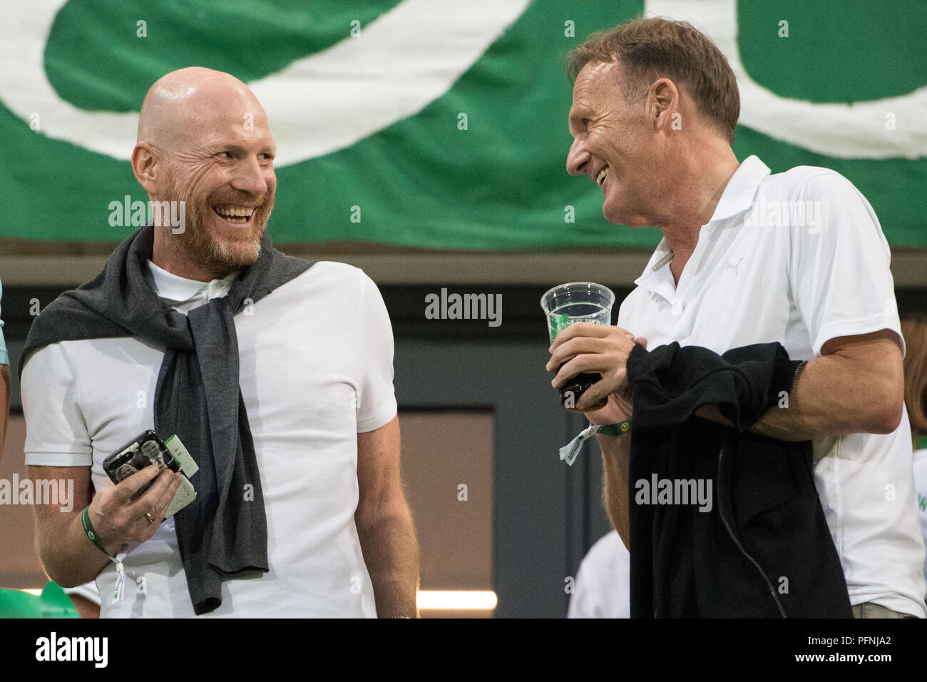 Furth im Wald, Deutschland. 21 Aug, 2018. Matthias Sammer (links, Berater, DO) und Hans-Joachim Watzke (Vorsitzender des Vorstands) auf der Tribüne, TribÃ ne, laughsd, lÃ chelnd, lÃ cheln, lÃ chelnd, lacht, halb Bild, halb Abbildung, Mimik, Fußball, DFB-Pokal, 1.hauptrunde, Greuther Fürth (FUE) - Borussia Dortmund (DO) 1:2 n/a am 20.08.2018 in Fürth/Deutschland. | Verwendung der weltweiten Kredit: dpa/Alamy leben Nachrichten Stockfoto