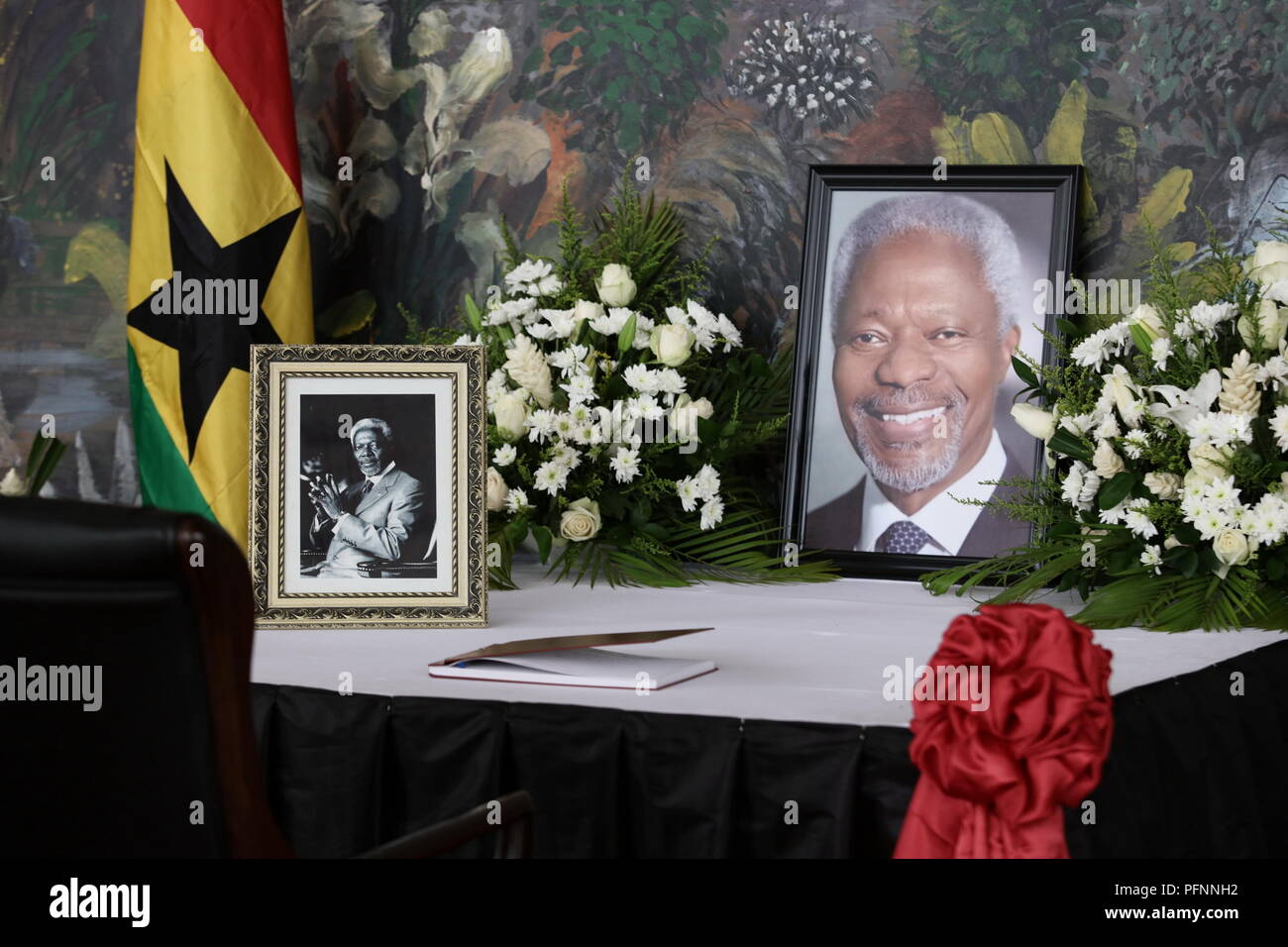 Accra. 22 Aug, 2018. Foto auf 22.08.2018 zeigt den Inhalt der Tabelle für das kondolenzbuch zu Ehren des verstorbenen ehemaligen UN-Generalsekretär Kofi Annan an der Accra International Conference Center (AICC) in Accra erstellt, Hauptstadt von Ghana. Menschen aus allen Lebensbereichen haben hier trooping worden zu unterzeichnen das Kondolenzbuch hier am Mittwoch zu Ehren des ehemaligen Leiters des globalen Körper geöffnet. Annan gestorben am 12.08.18 in der Schweiz, im Alter von 80 Jahren. Credit: Francis Kokoroko/Xinhua/Alamy leben Nachrichten Stockfoto