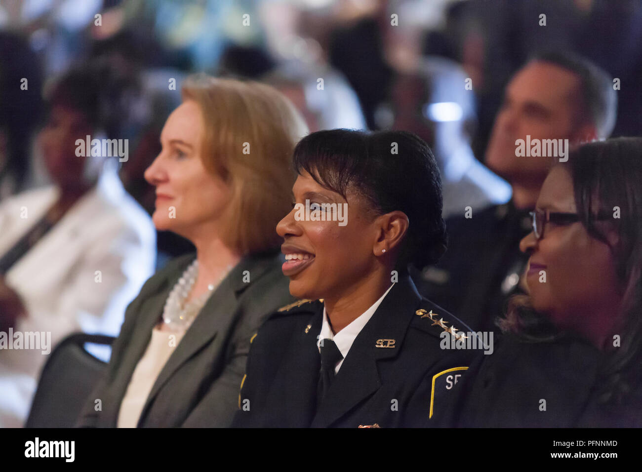 Seattle, Washington: Carmen Beste (in Uniform) mit Anhänger, Familie und Freunde an ihrer Vereidigung als Leiter der Abteilung an der nordwestlichen African American Museum. Mit besten (L, R) ist Seattles Bürgermeister Jenny Durkan und Richter Anita Crawford-Willis. Durch Seattle Bürgermeister Jenny Durkan, der 26-jährige Veteran des Seattle Police Department hat als der Zwischenzeitspolizei seit Dezember 2017 serviert nominiert. Am besten ist der erste afroamerikanische Frau als Ihre permanente Chief zu dienen. Credit: Paul Christian Gordon/Alamy leben Nachrichten Stockfoto