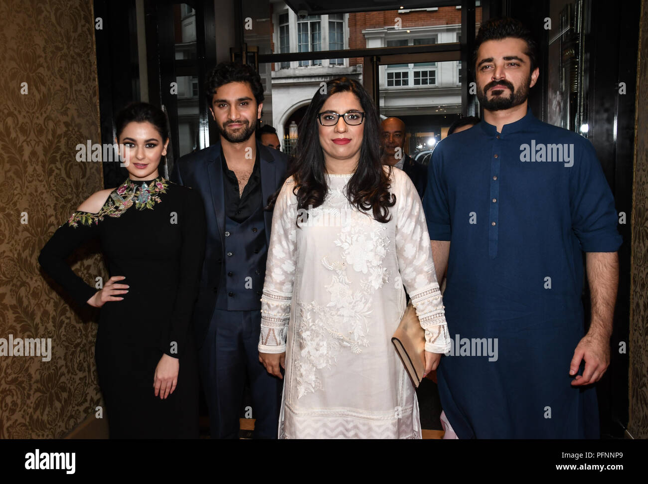 London, Großbritannien. 22 Aug, 2018. Hamza Ali, Hania Amir, Ahad Raza Mir, Producter und Hamza Ali Abbasi Star des Films teilnehmen Fotoshooting in London Premiere von 'Parwaaz Hai Junoon' (hochfliegend Leidenschaft) als auf SKY, ITV am May Fair Hotel, Stratton Street, London, UK. 22. August 2018. Bild Capital/Alamy leben Nachrichten Stockfoto